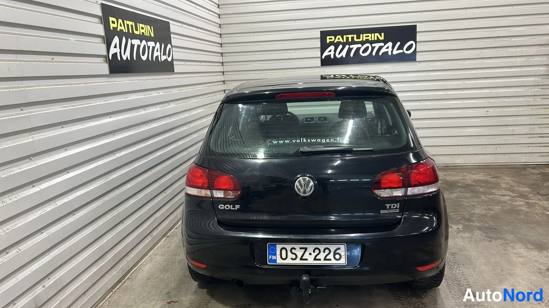 Takaa: Mustan Volkswagen Golgin takaosa, rekisterikilpi ja TDI-merkintä.
