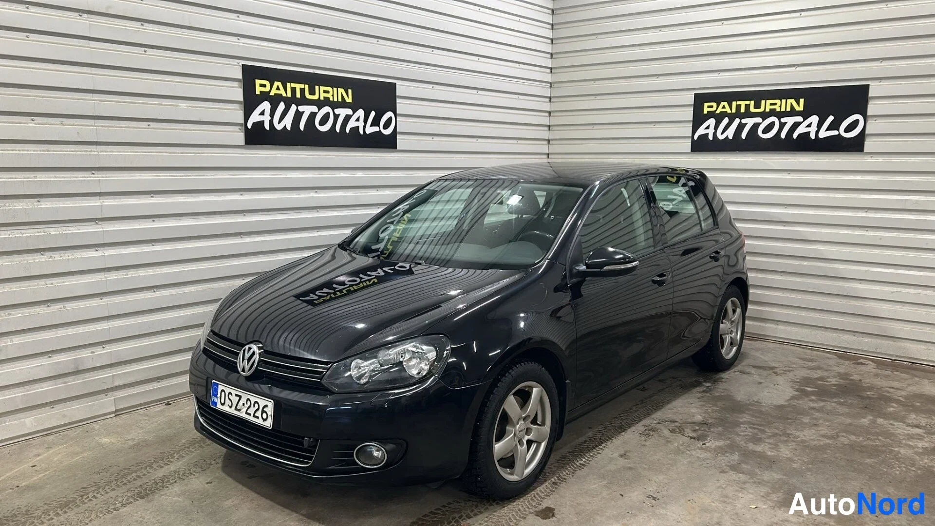 Etuviisto, nokka vasemmalle: Mustan Volkswagen Golfin etukulma vasemmalta.