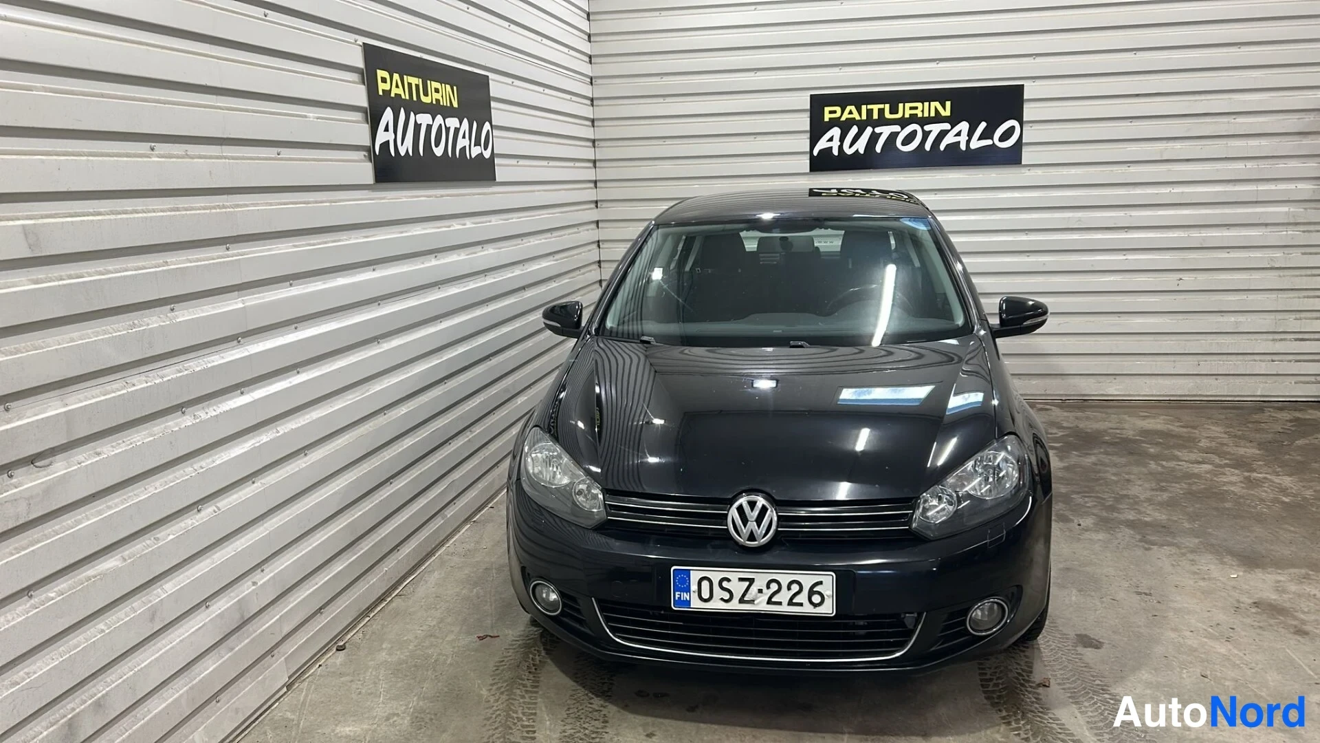 Edestä: Mustan Volkswagen Golfin etunäkymä.