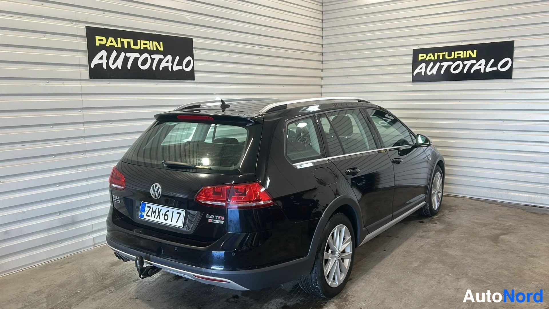 Takaviisto: Mustan farmariauton takakulmakuva vasemmalta, rekisteritunnus, takavaloissa 2.0 TDI -teksti
