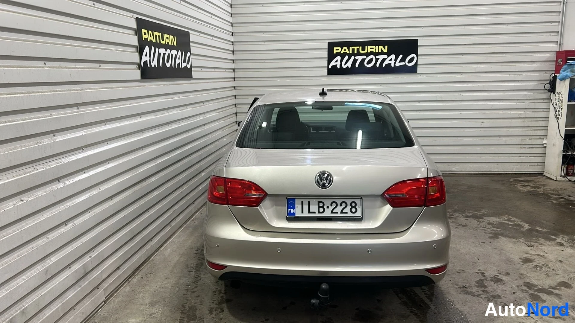 Takaa: Volkswagen Jetta -sedan takaapäin; rekisteritunnus, takavalot ja vetokoukku näkyvät.