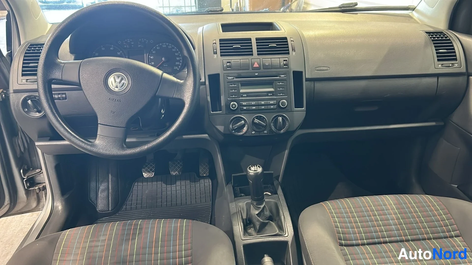 Muu: Volkswagen Polo – kuvan sisätiloista: ohjauspyörä, kojelauta, radiopaneeli ja vaihtaja.