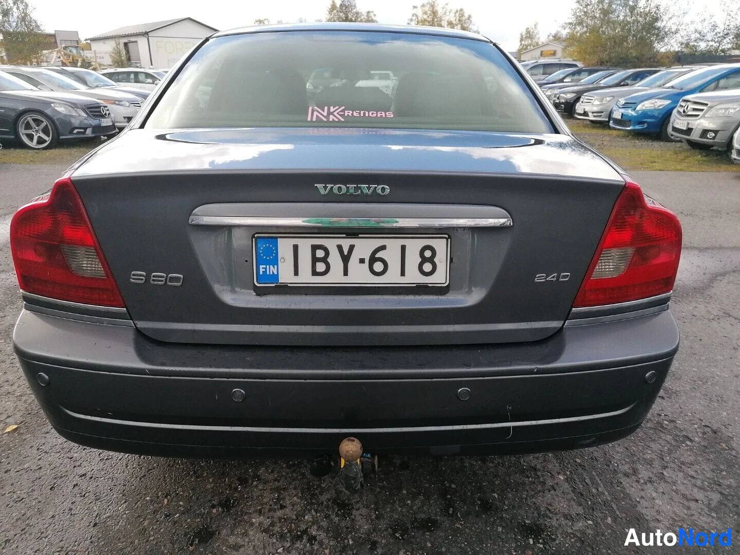 Takaa: Takaa kuvattu tummanharmaa Volvo S80, takaluukissa tekstit VOLVO, S80 ja 2.4, rekisterikilpi, vetokoulu kiinnitetty.