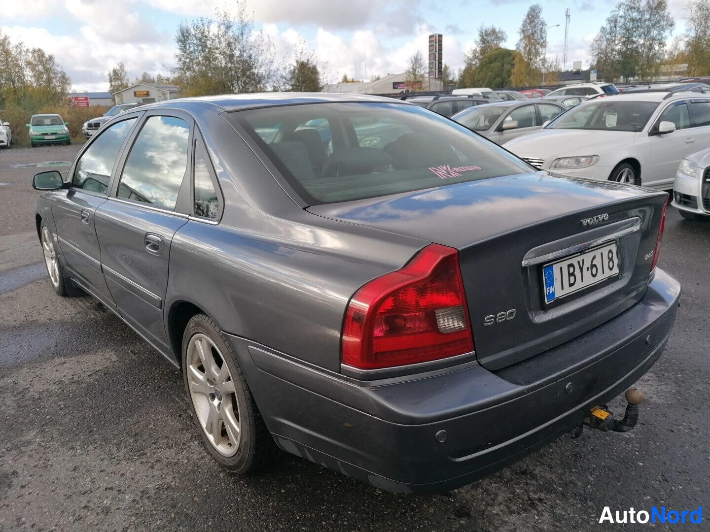 Takaviisto: Takakolmanneskulma tummanharmaasta Volvo S80 -sedanista; kylki, takavalo, S80-merkki, rekisterikilpi ja vetokoulu näkyvissä.