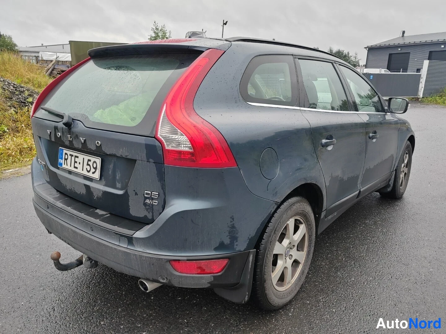 Takaviisto: Volvo XC60:n takakolmaskuva vasemmalta; takavalojen ja rekisterikilven ohessa näkyy perävasen sivu ja vetokoukku.