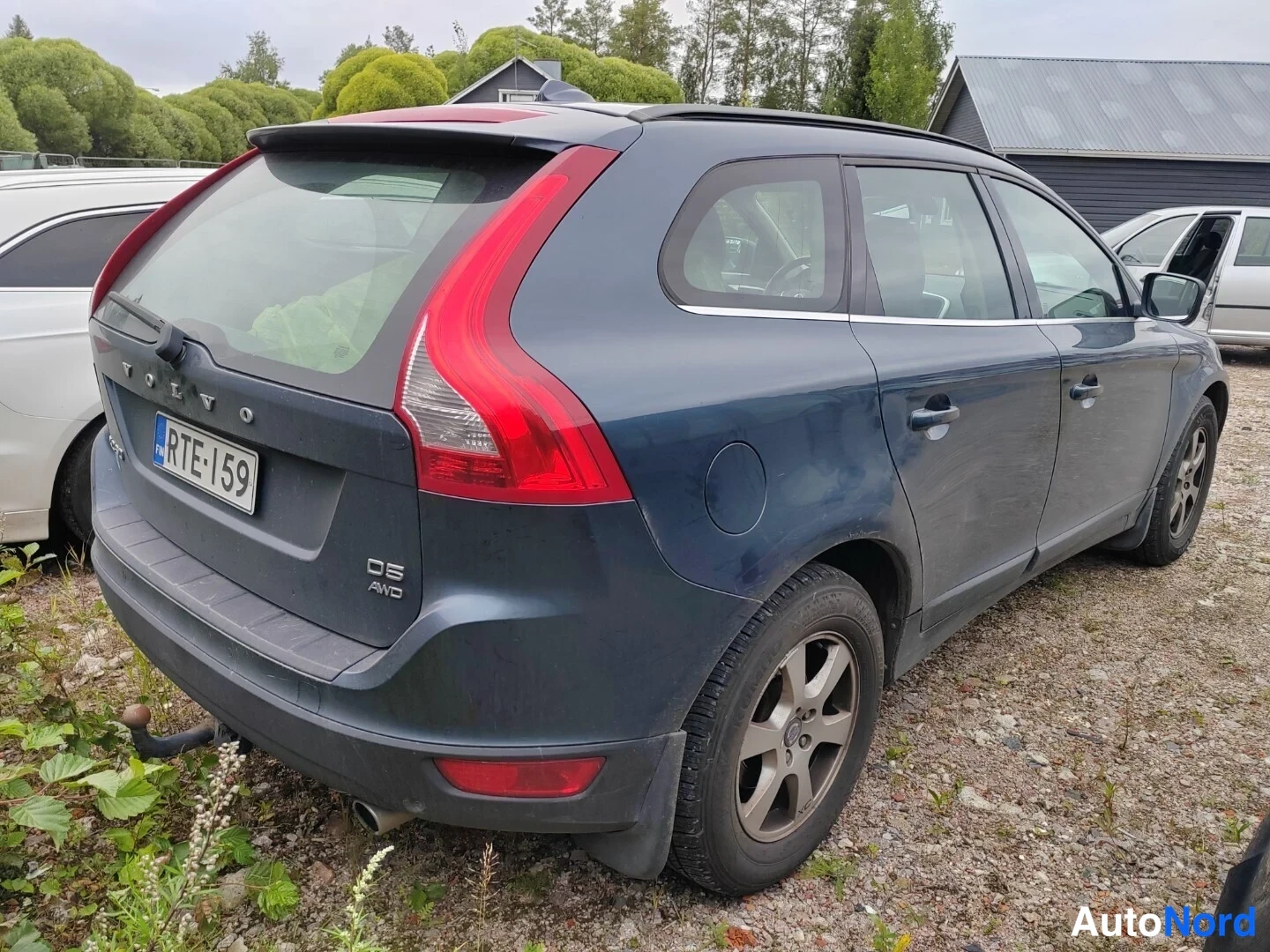 Takaviisto: Volvo XC60:n takakolmasosa: tumma kappa-kori, punaiset takavalot, rekisteritunnus ja D5 AWD-mallimerkintä.