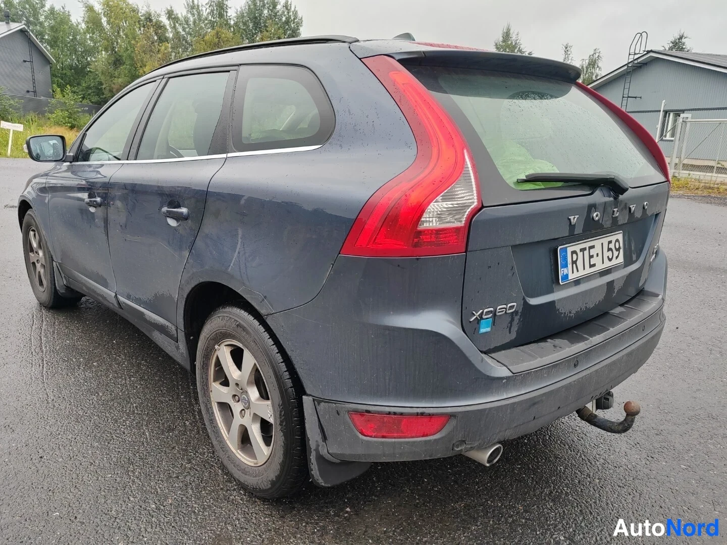 Takaviisto: Volvo XC60:n takakolmaskuva vasemmalta; XC 60 -teksti ja rekisterikilpi näkyvät perässä.