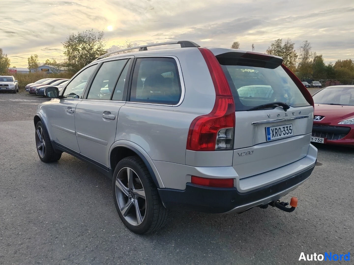 Takaviisto: Volvo XC90:n takakulma; takapönttö, takavalo ja rekisteritunnus XR0-335 näkyvät, vetokoukku kiinnitettynä.