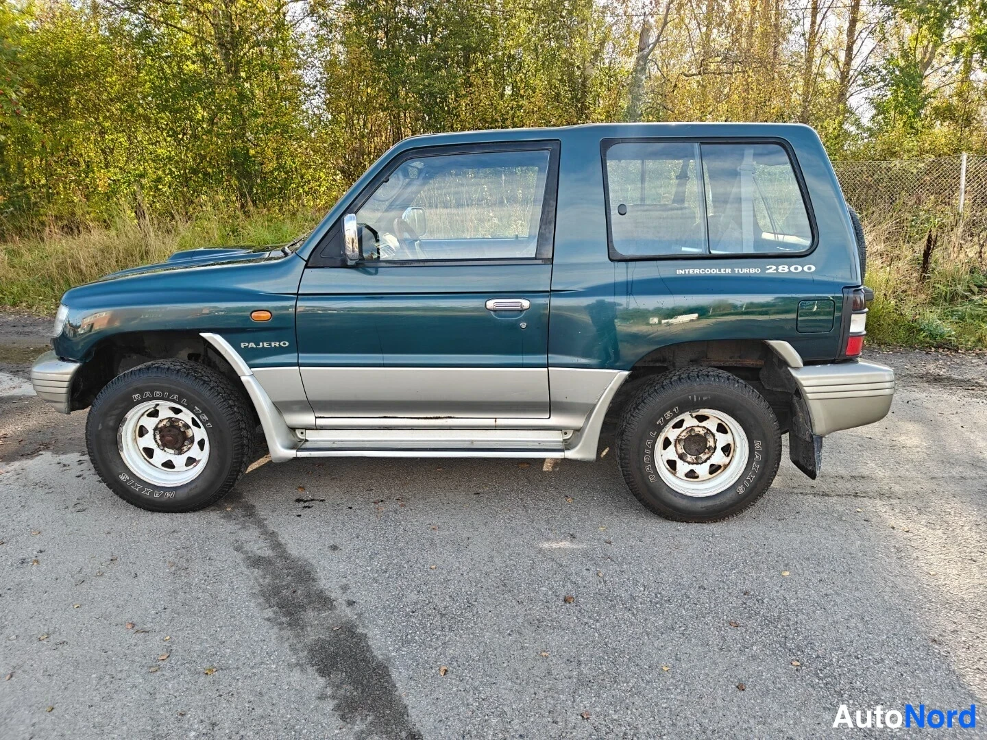 Sivulta: Mitsubishi Pajero sivulta vasemmalta kuvattuna, kyljessä teksti INTERCOOLER TURBO 2800 ja PAJERO.