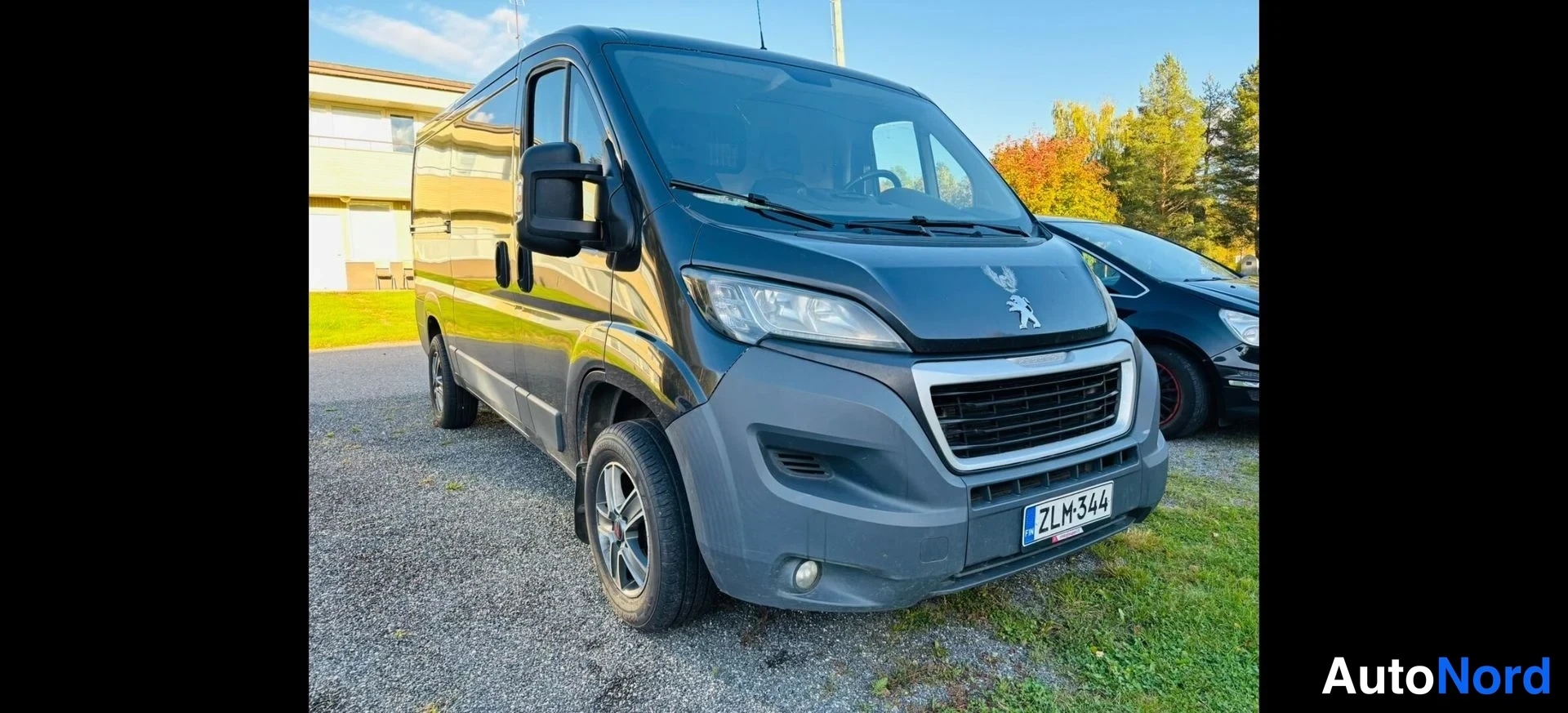 Etuviisto, nokka oikealle: Peugeot Boxer pakettiauto etu- ja sivunäkymästä, keula oikealla, musta maali.