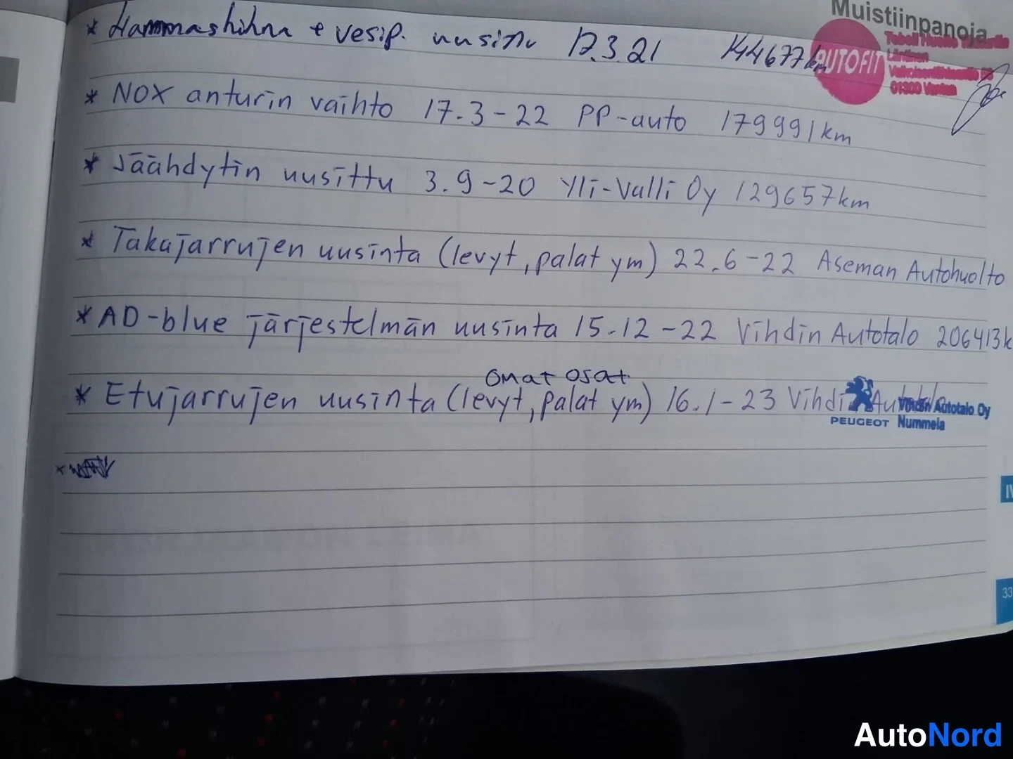 Muu: Käsinkirjoitettu muistiinpanosivu huoltohistoriasta, jossa merkintöjä mm. NOX-anturin vaihdosta ja jarrujen uusinnoista km-lukuineen.