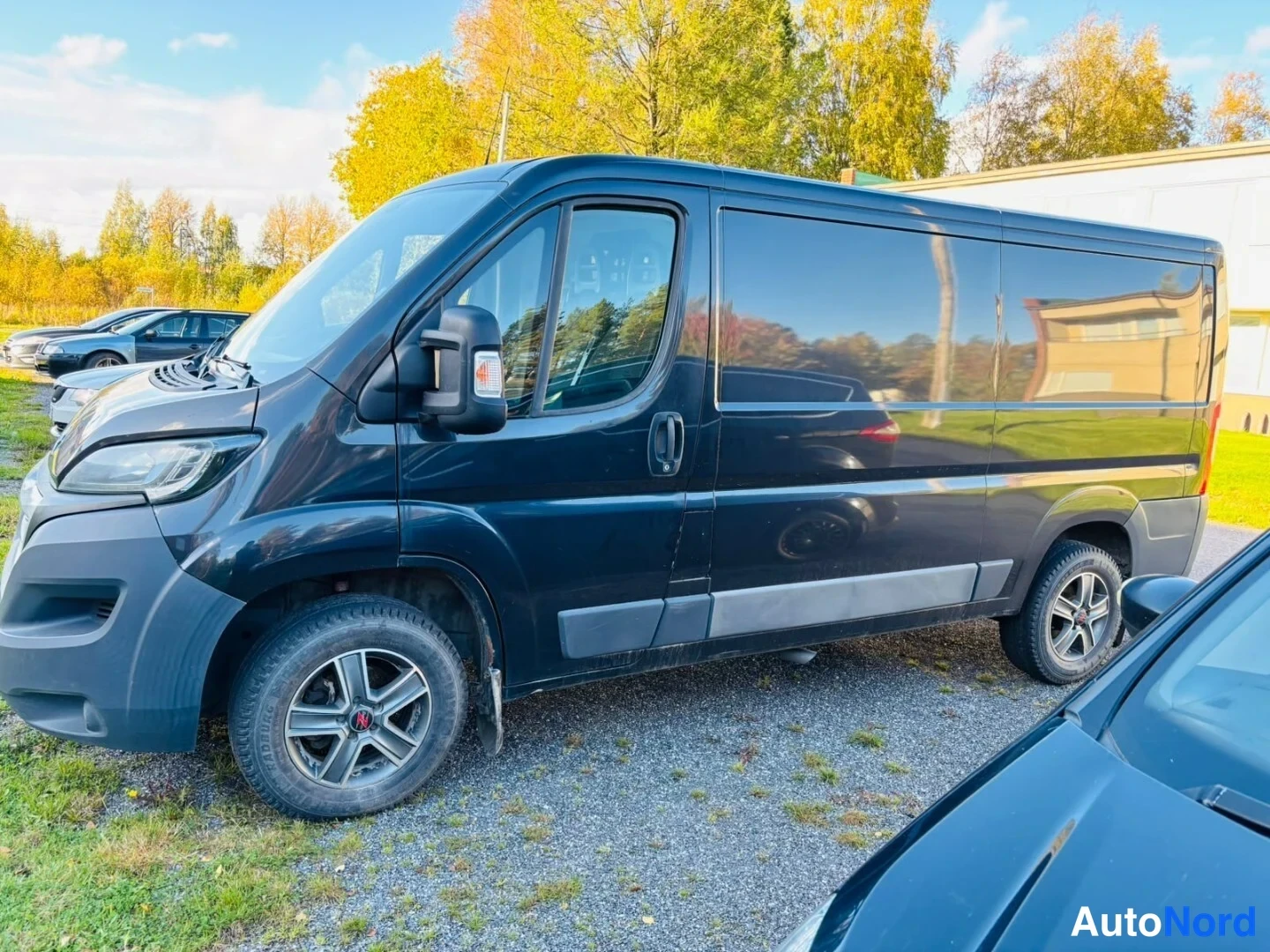 Etuviisto, nokka vasemmalle: Peugeot Boxer pakettiauto sivulta etuosa vasemmalle, takaosa右.
