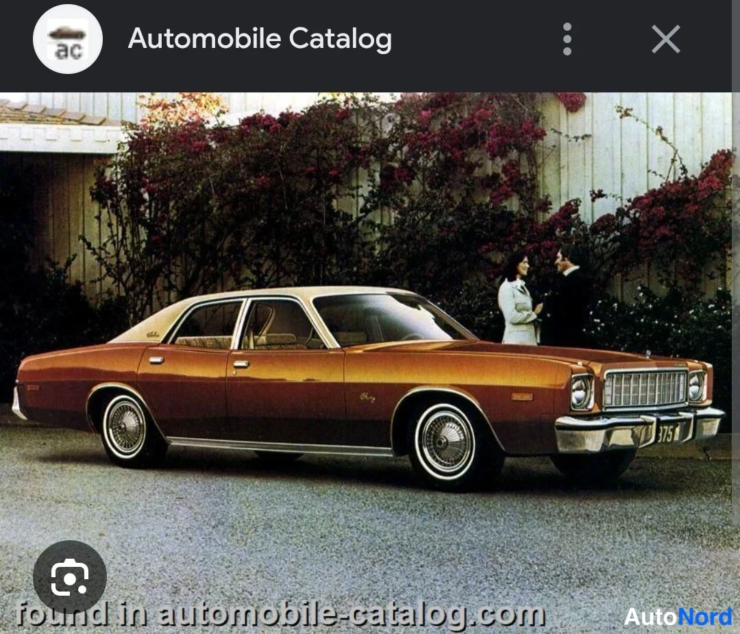 Etuviisto, nokka oikealle: Kuvakaappaus Automobile Catalog -sivulta: esitekuva oranssinruskeasta sedasta vaalealla katolla, etukulmakuva oikealta.