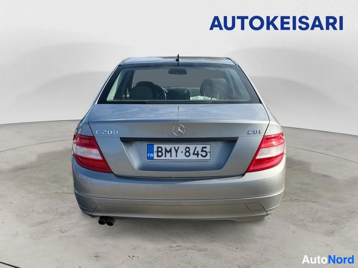 Takaa: Mercedes-Benz C-sedanin takaosan suora takakuva. Rekisterikilpi, tavaratilan kannessa tekstit C 200 ja CDI, Mercedes-tähti keskellä. Auton väri hopeanharmaa.