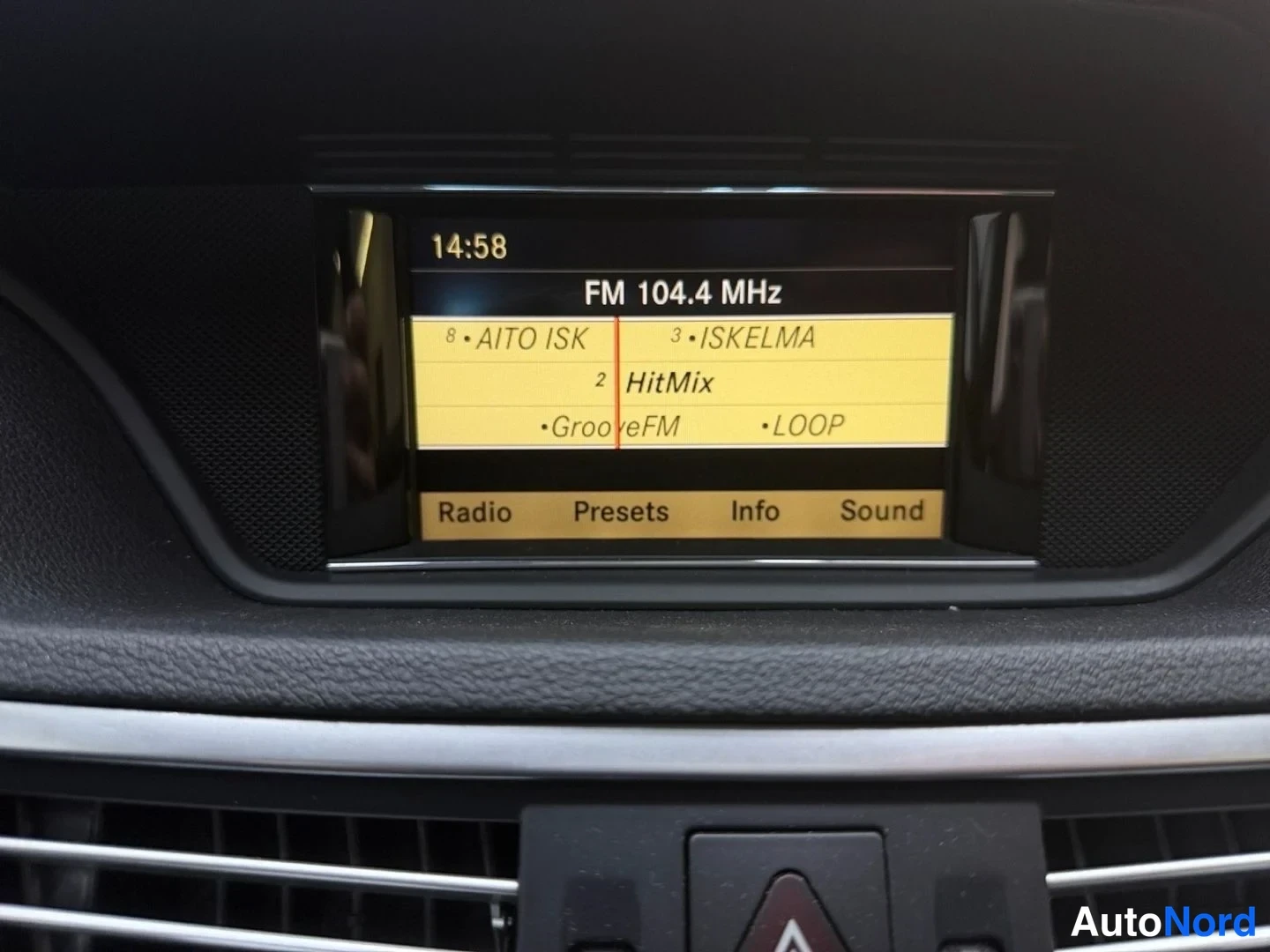 Muu: Keskikonsolin näyttö näyttää radiota FM 104,4 MHz taajuudella; esiasetukset AITO ISK, ISKELMA, HitMix, GrooveFM ja LOOP, alareunassa valikot Radio, Presets, Inf