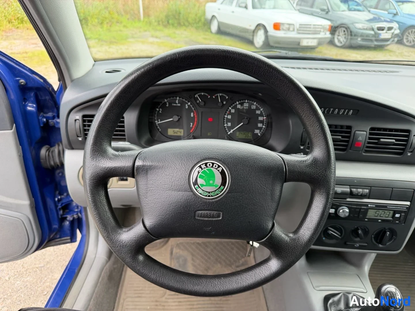Muu: Ohjaamosta: Skoda-merkkinen ohjauspyörä ja mittaristo, kojelaudan merkinnät OCTAVIA ja AIRBAG, keskikonsolissa radio ja manuaalivaihteiston vaihdevipu.