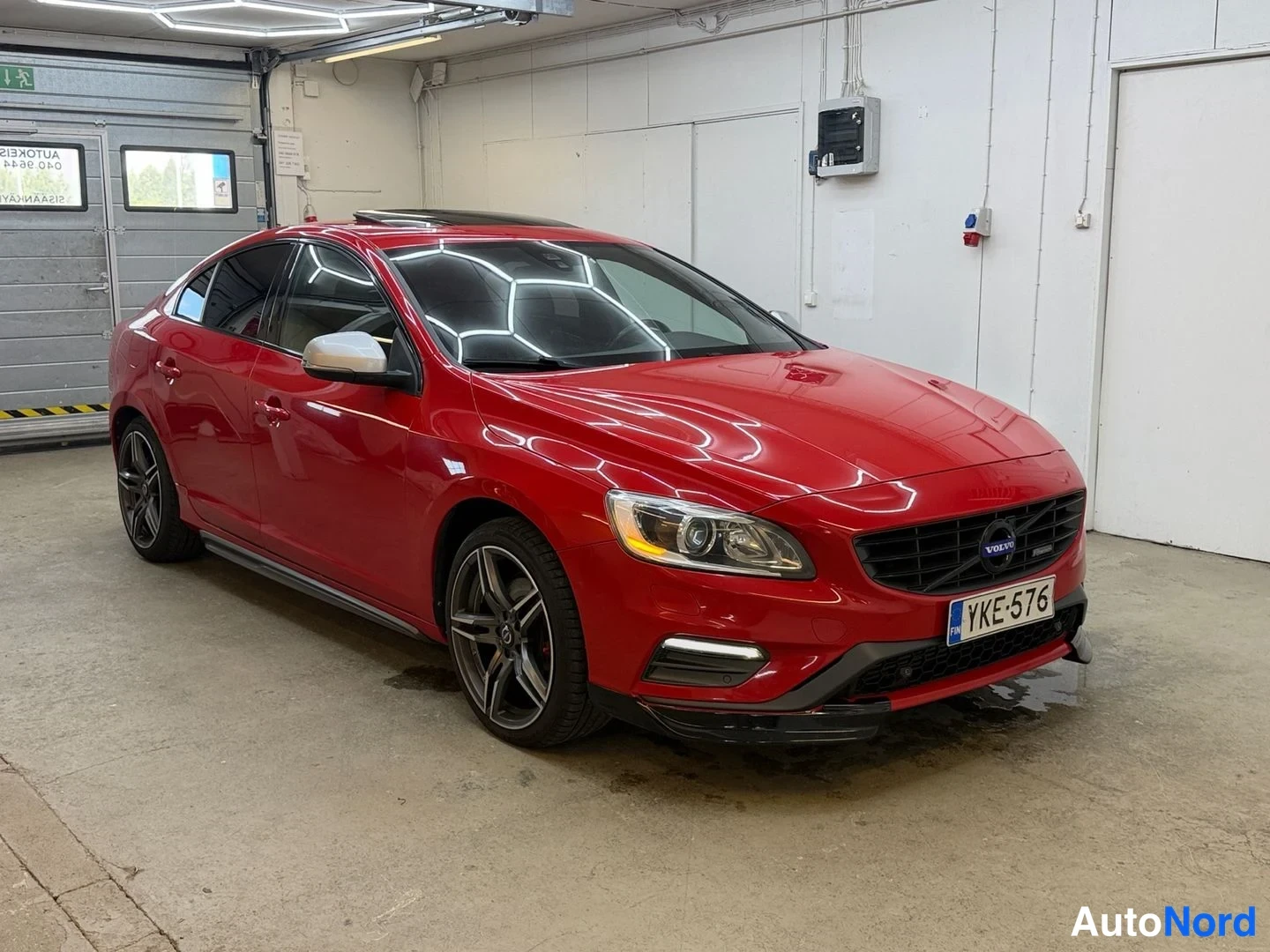 Punainen Volvo S60 2015, etuviisto, keula oikealle, kuva 3