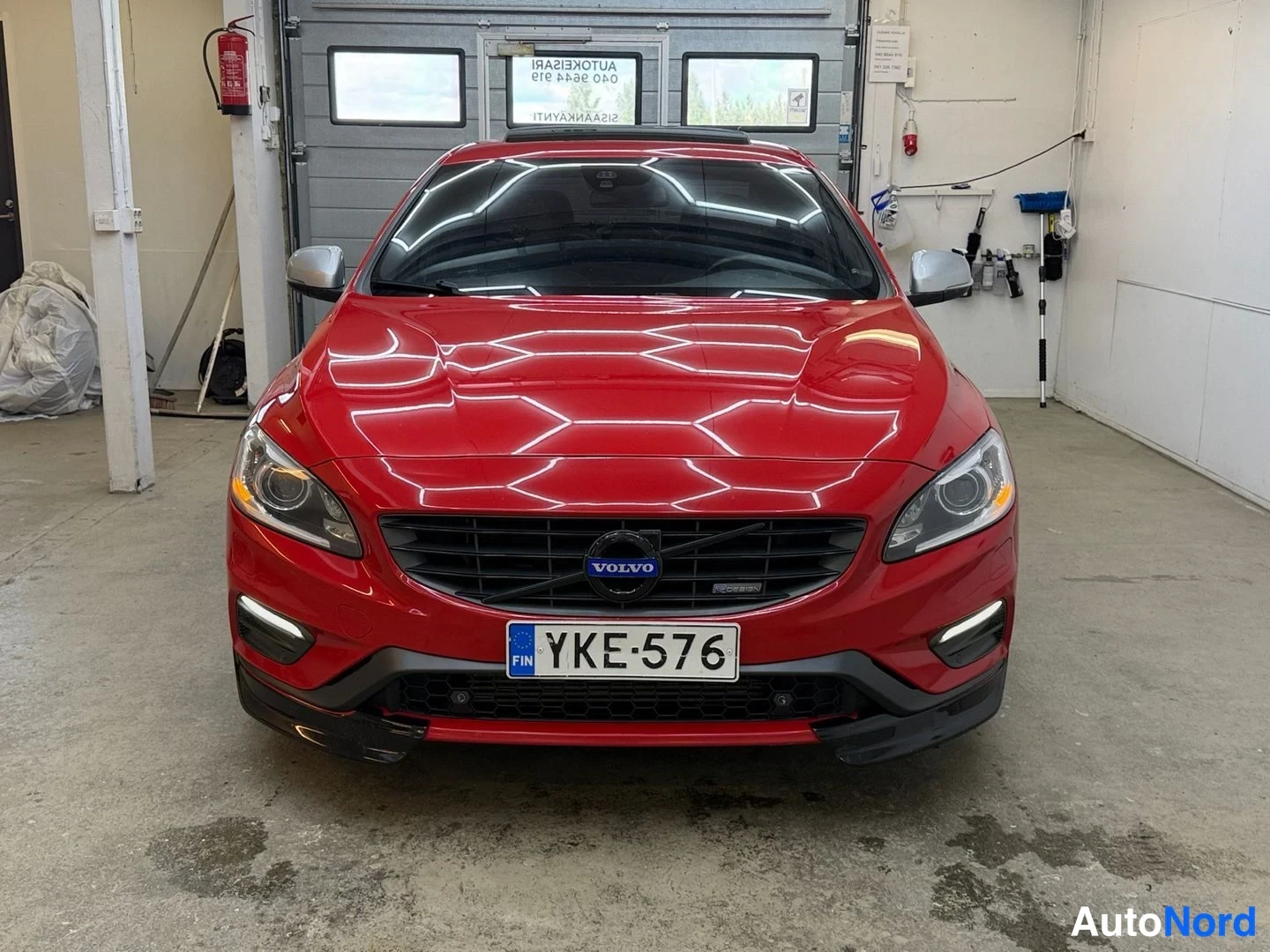 Punainen Volvo S60 2015, edestä, kuva 6