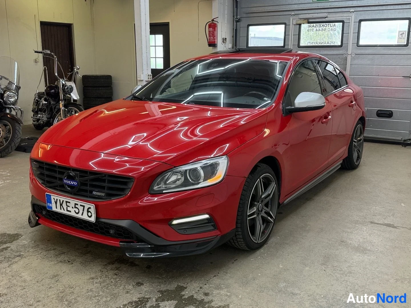 Punainen Volvo S60 2015, etuviisto, keula vasemmalle, kuva 2