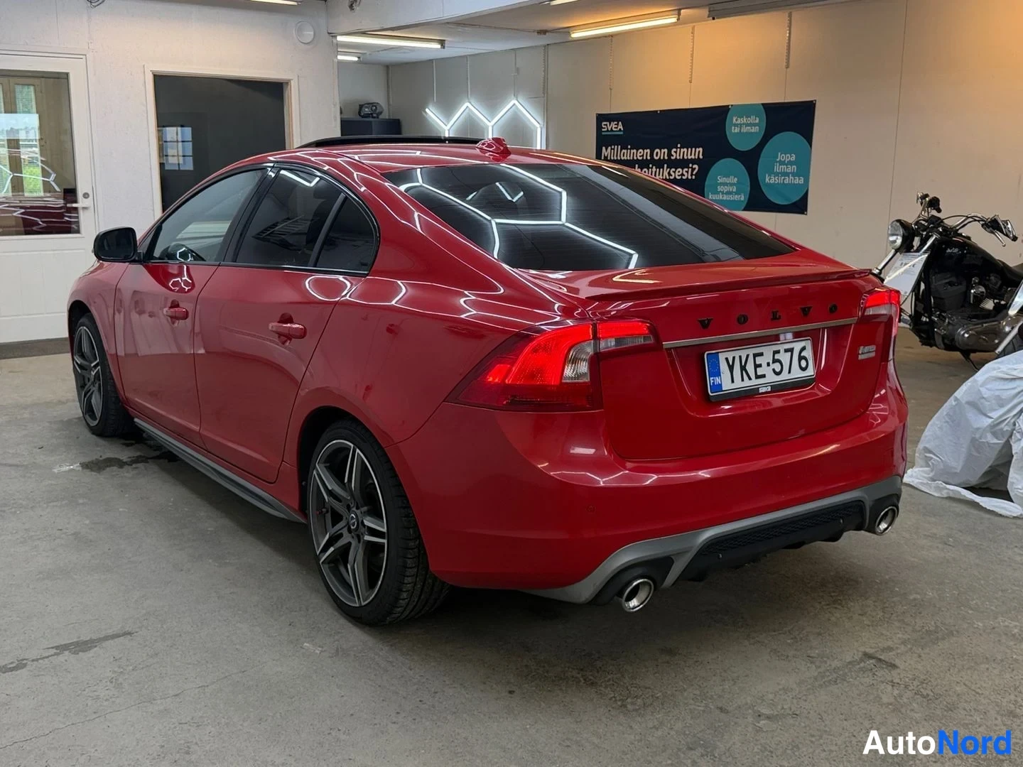 Punainen Volvo S60 2015, takaviisto, kuva 9