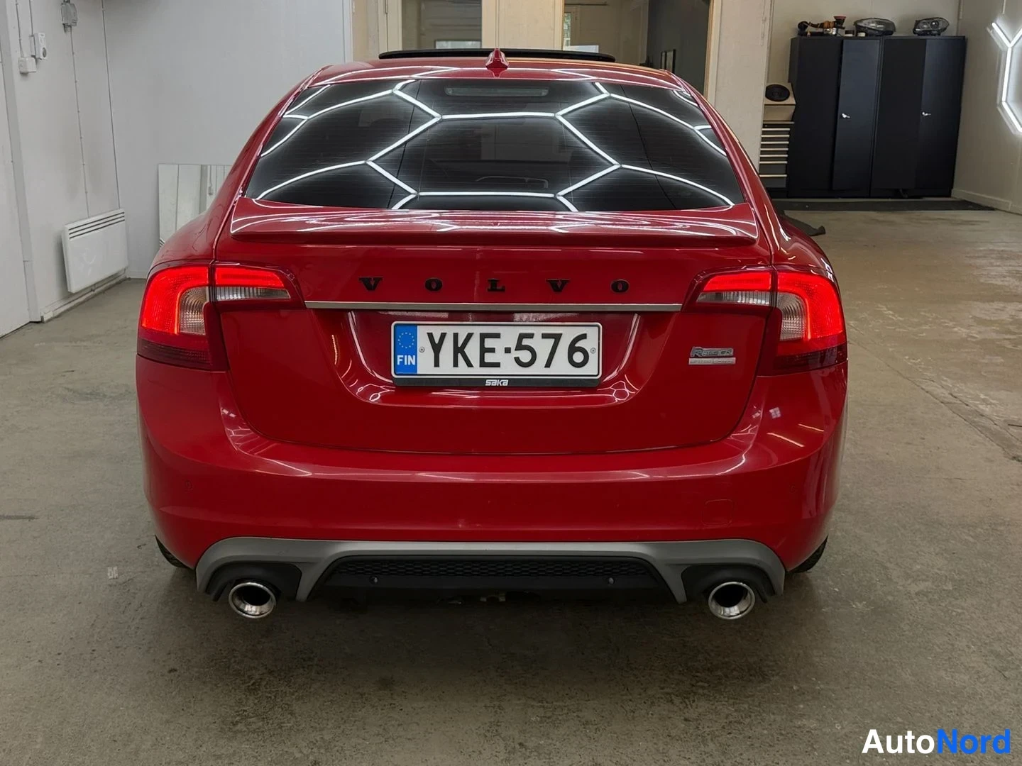 Punainen Volvo S60 2015, takaa, kuva 13