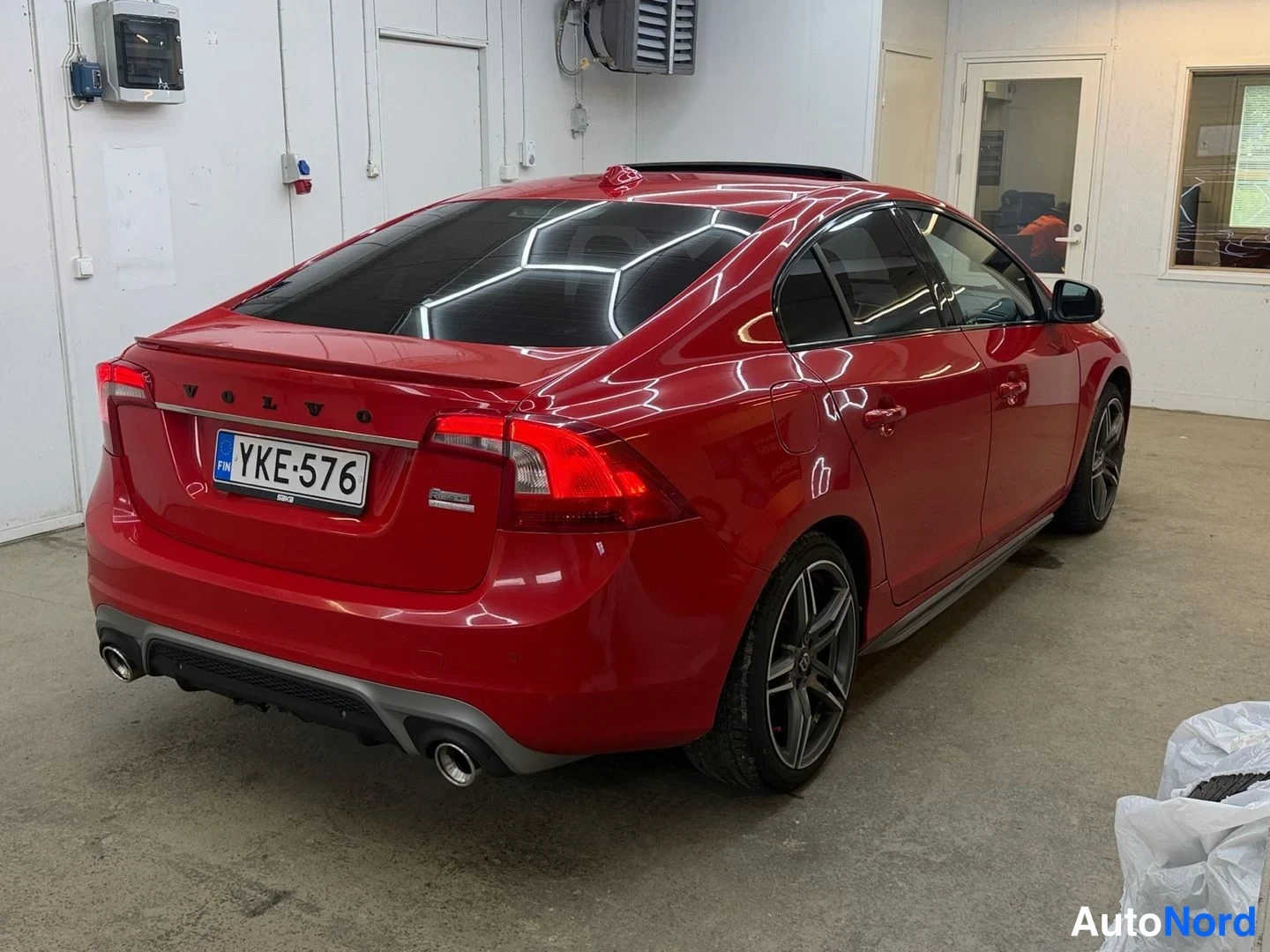 Punainen Volvo S60 2015, takaviisto, kuva 10