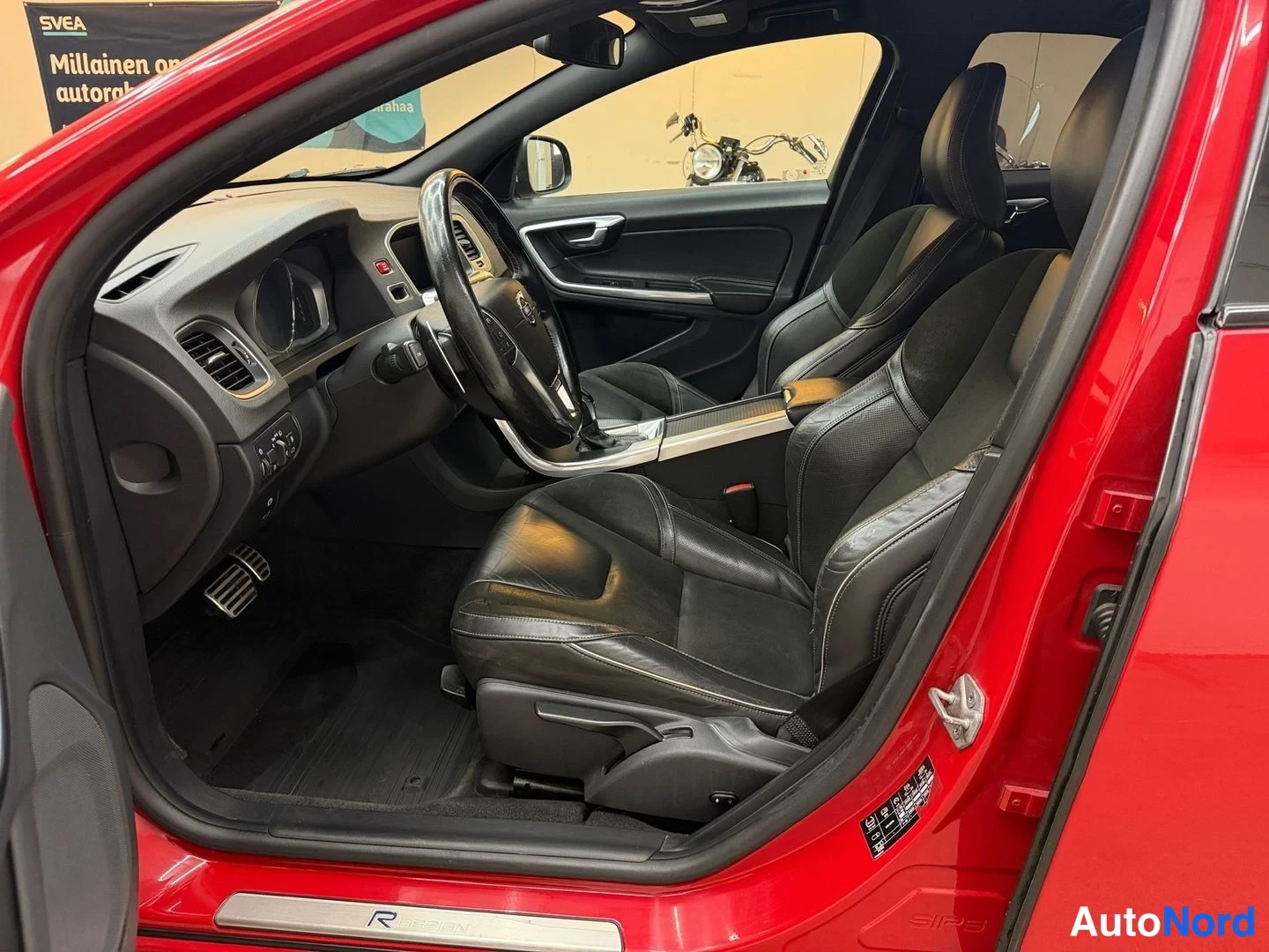 Punainen Volvo S60 2015, etuistuimet, kuva 19