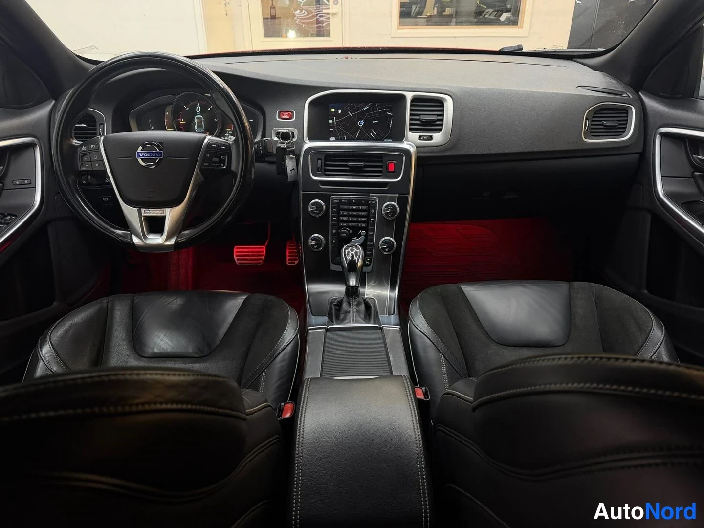 Punainen Volvo S60 2015, ohjaamo, kuva 14