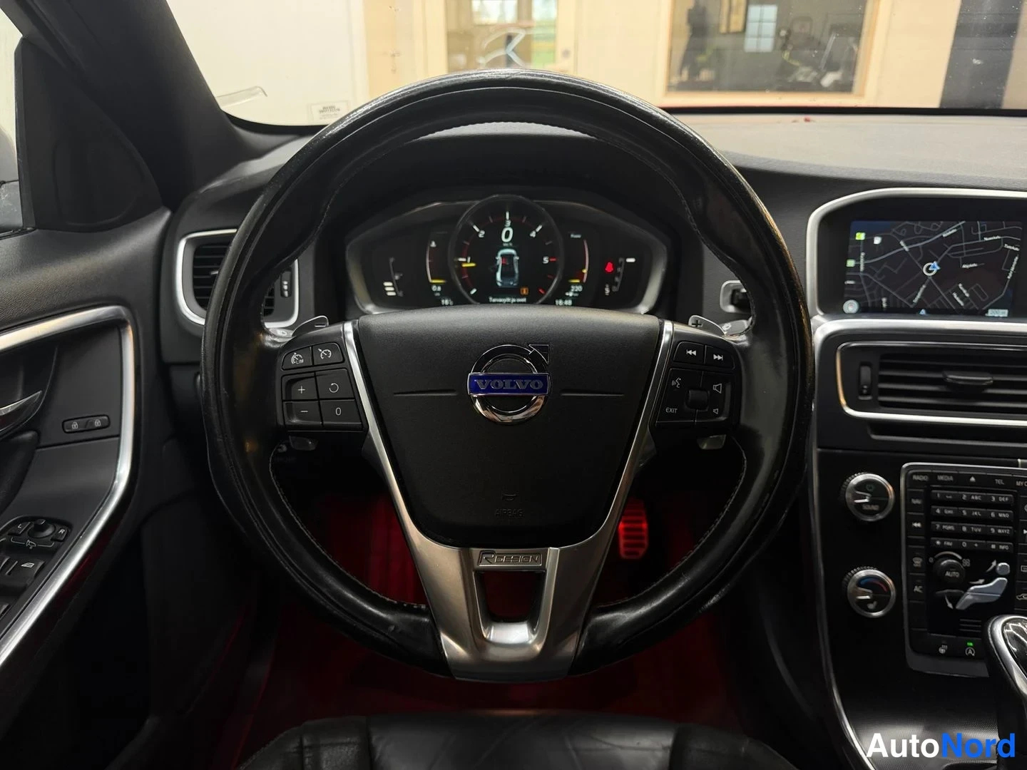 Punainen Volvo S60 2015, ohjaamo, kuva 15