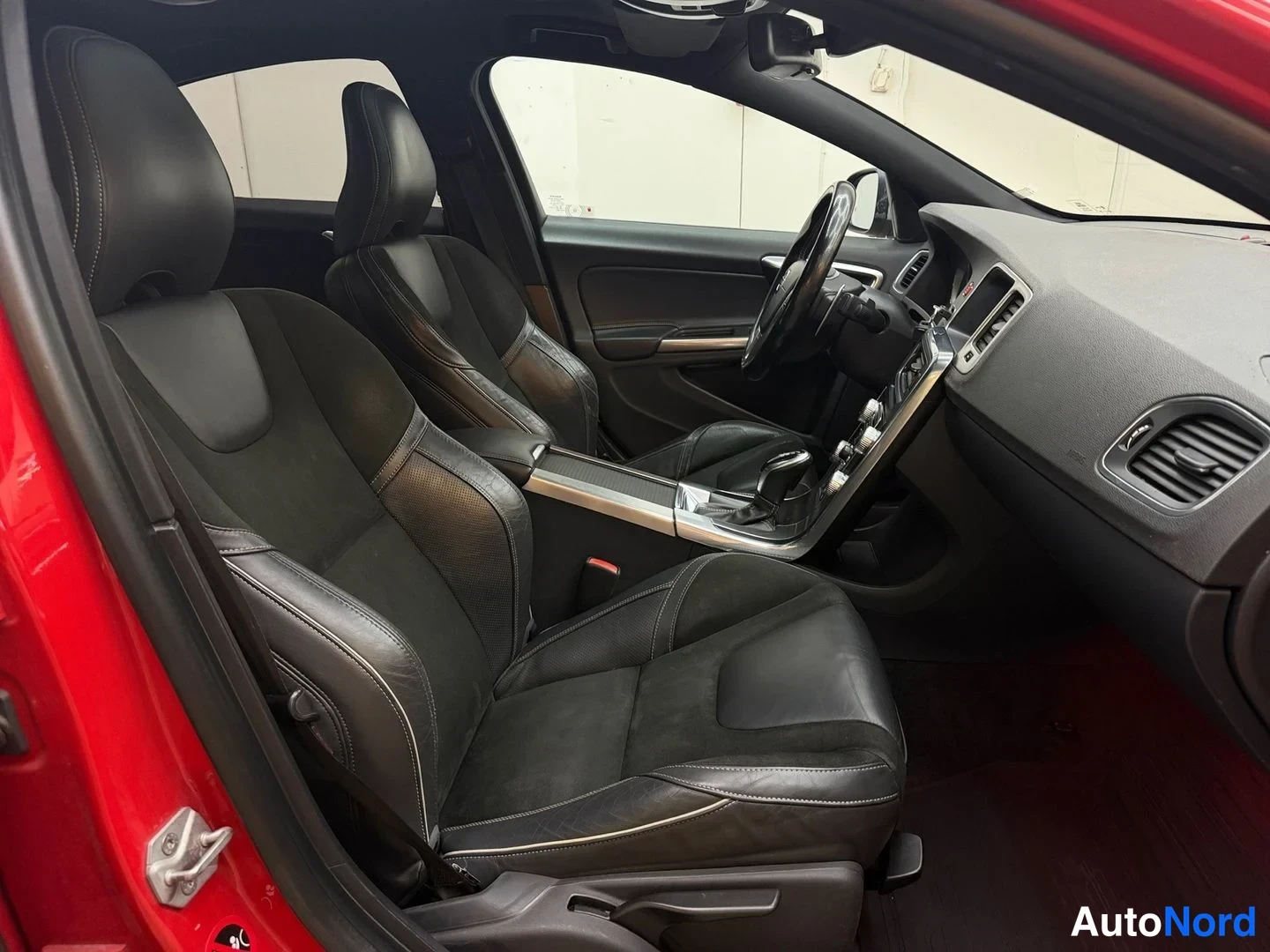 Punainen Volvo S60 2015, etuistuimet, kuva 20