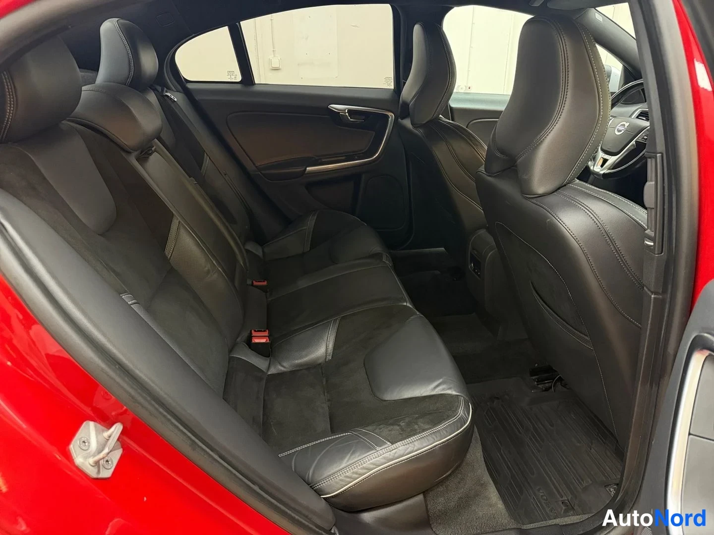 Punainen Volvo S60 2015, takaistuimet, kuva 21