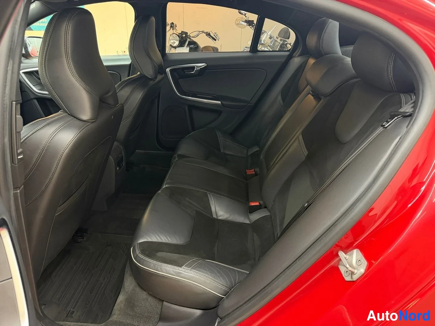 Punainen Volvo S60 2015, takaistuimet, kuva 22
