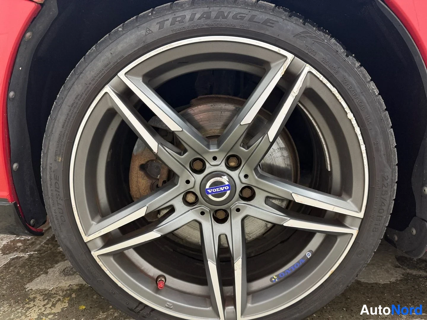 Punainen Volvo S60 2015, yksityiskohta, kuva 30