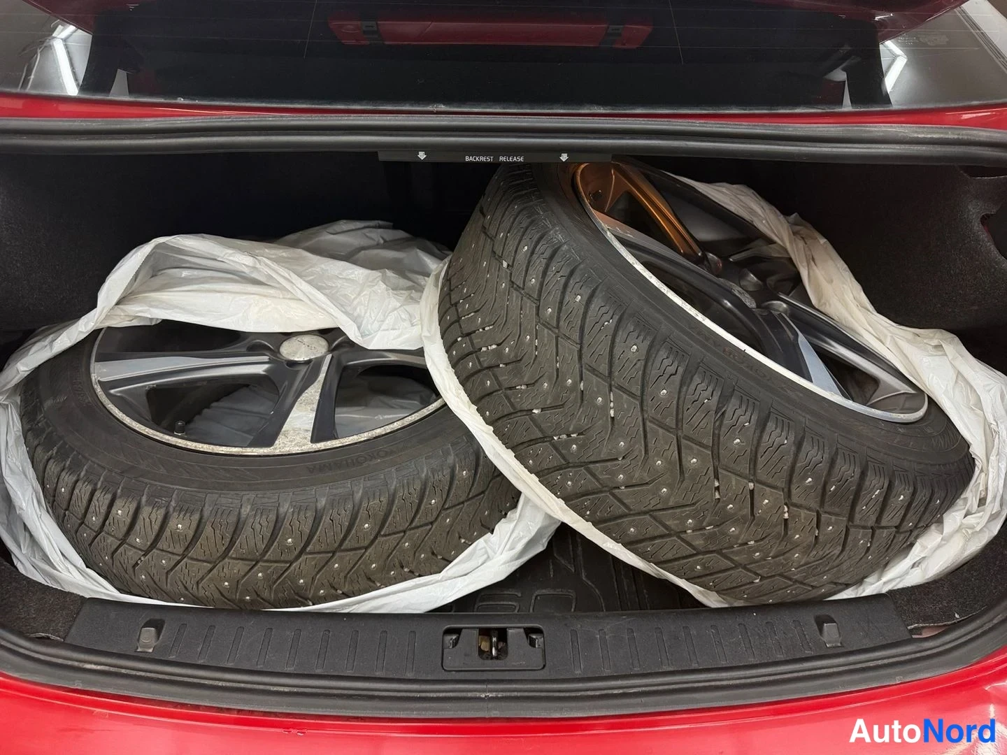 Punainen Volvo S60 2015, tavaratila, kuva 23