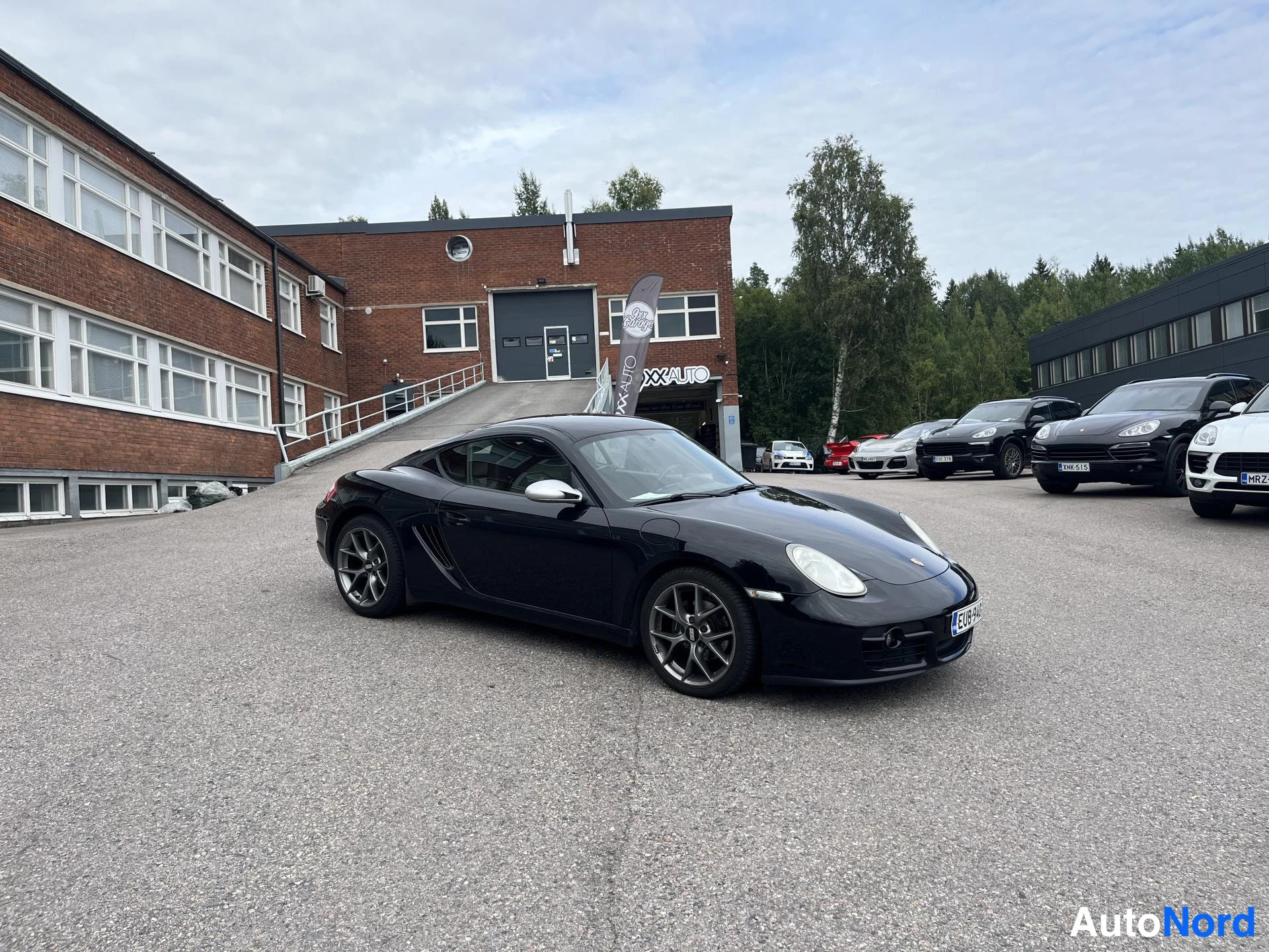Musta Porsche Cayman 2009, ulkokuva 1