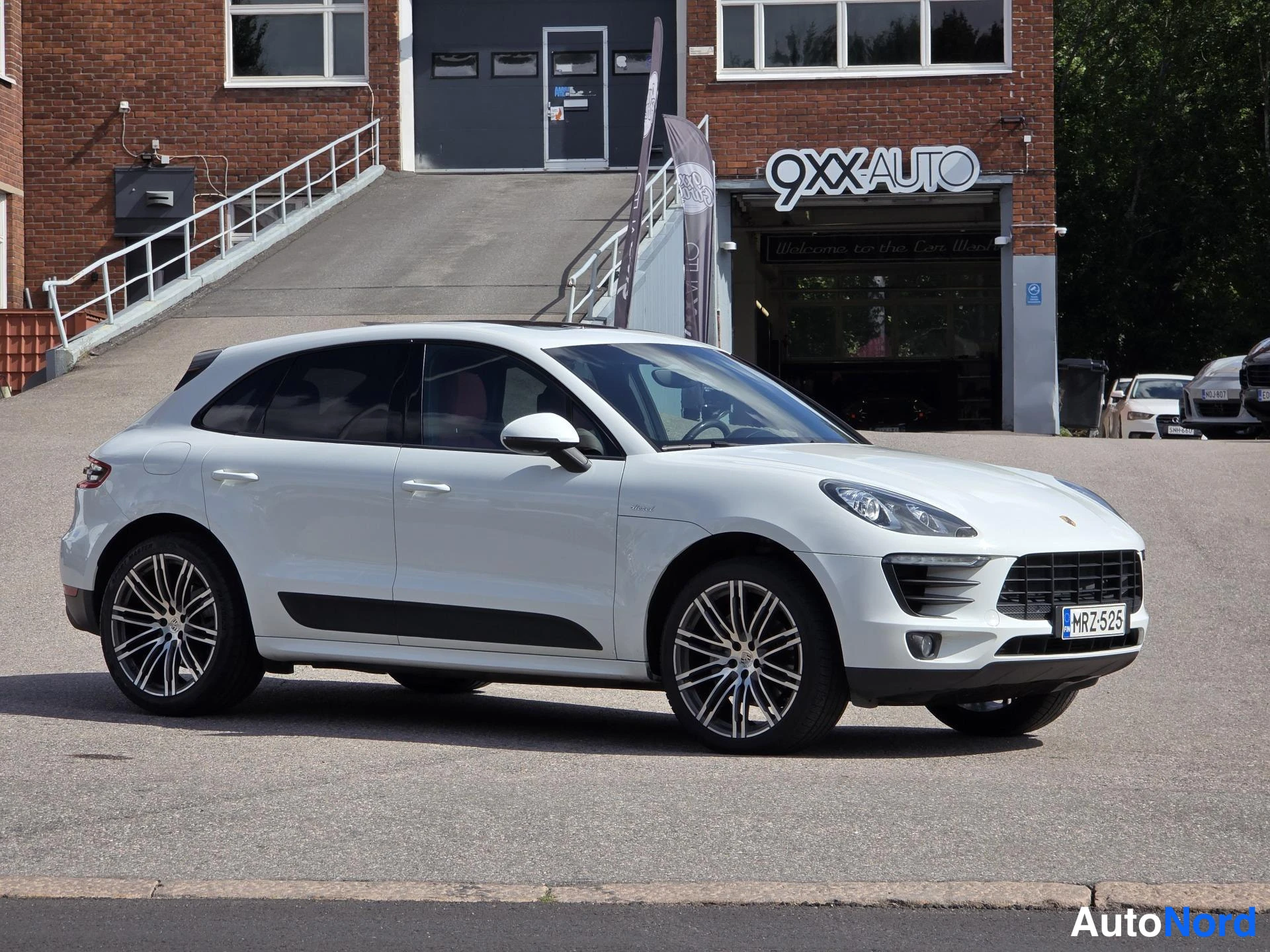 Valkoinen Porsche Macan 2014, ulkokuva 1