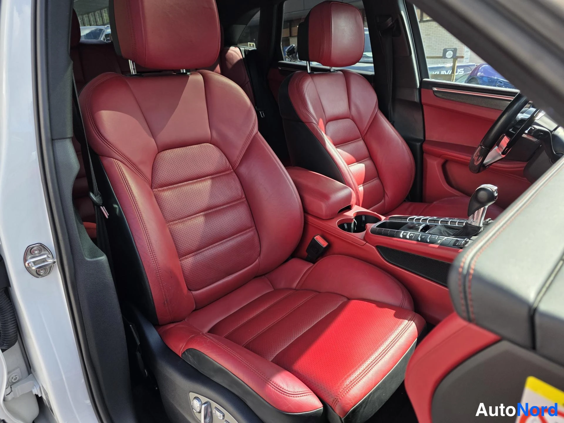 Valkoinen Porsche Macan 2014, ulkokuva 13