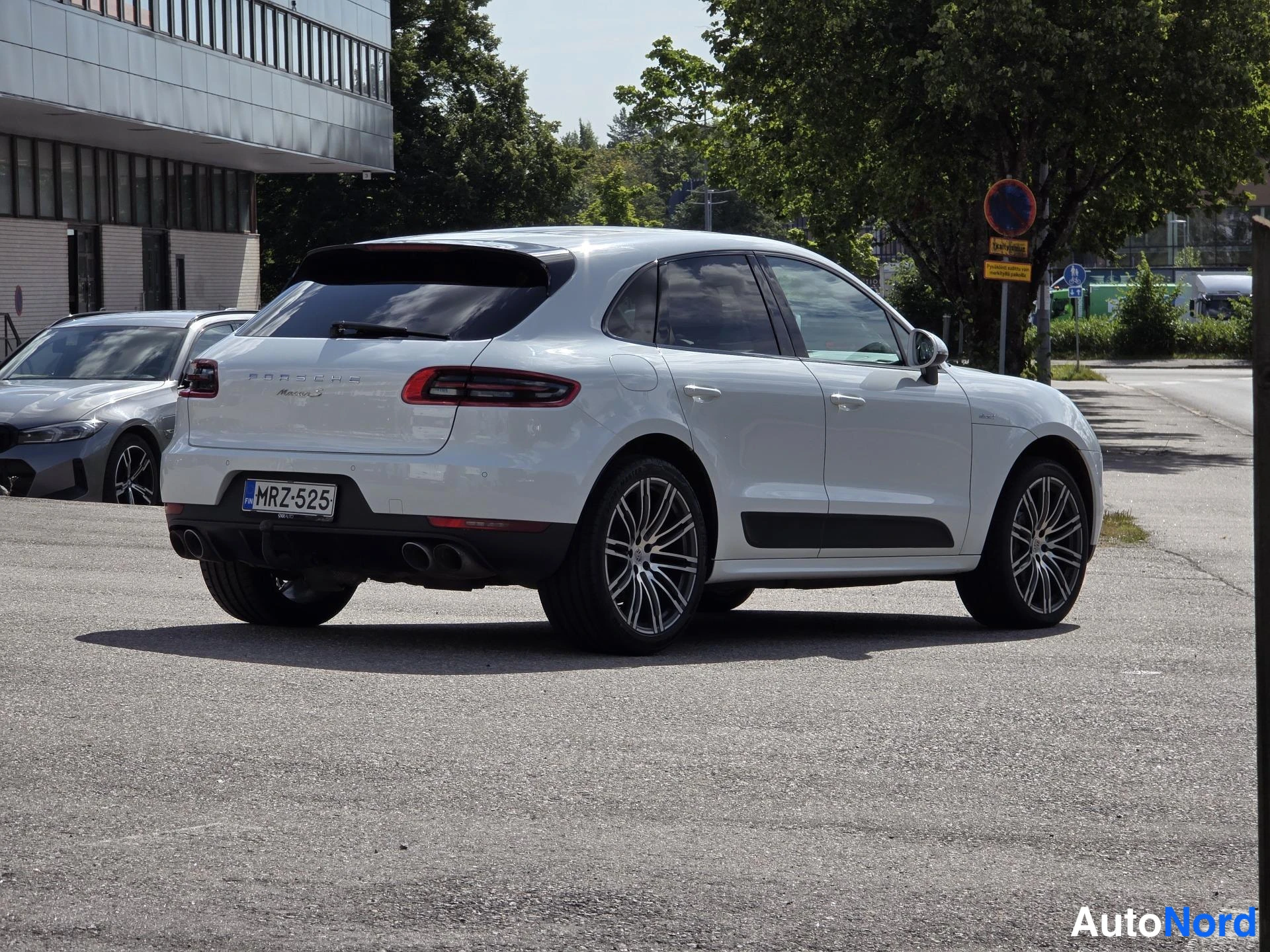 Valkoinen Porsche Macan 2014, ulkokuva 3