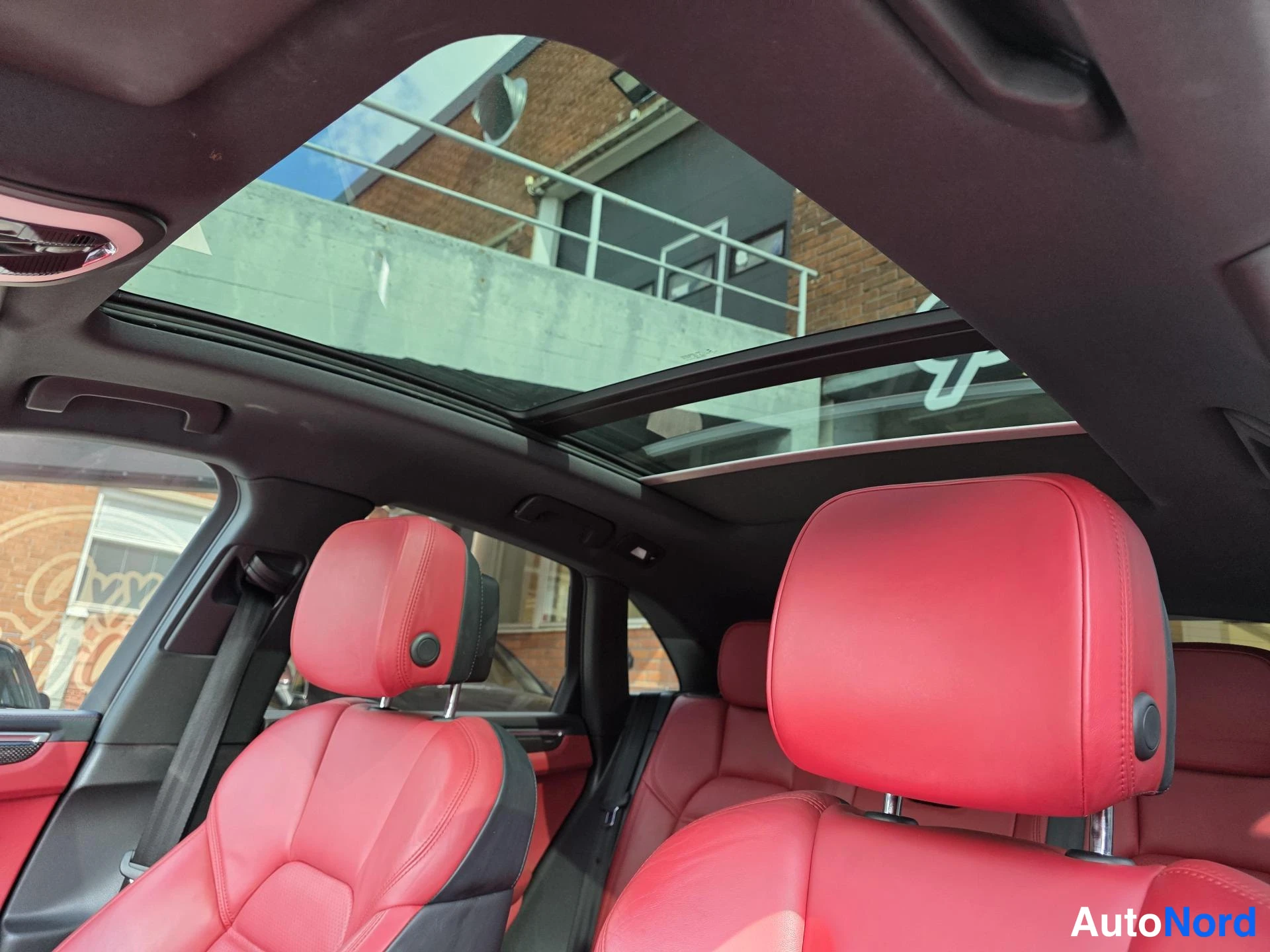 Valkoinen Porsche Macan 2014, ulkokuva 21