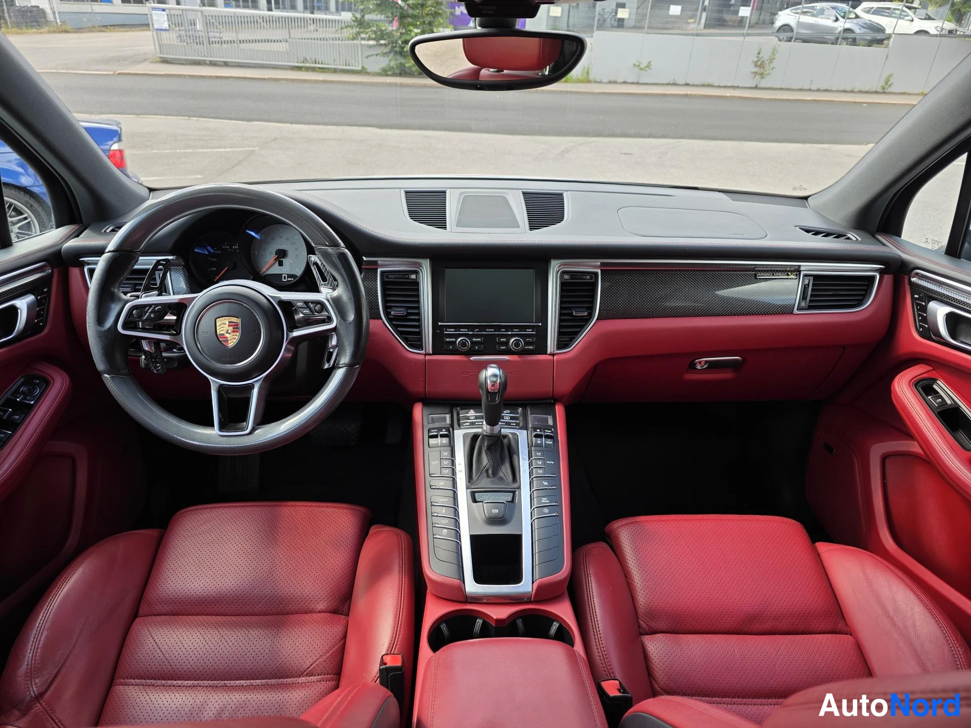 Valkoinen Porsche Macan 2014, ulkokuva 7