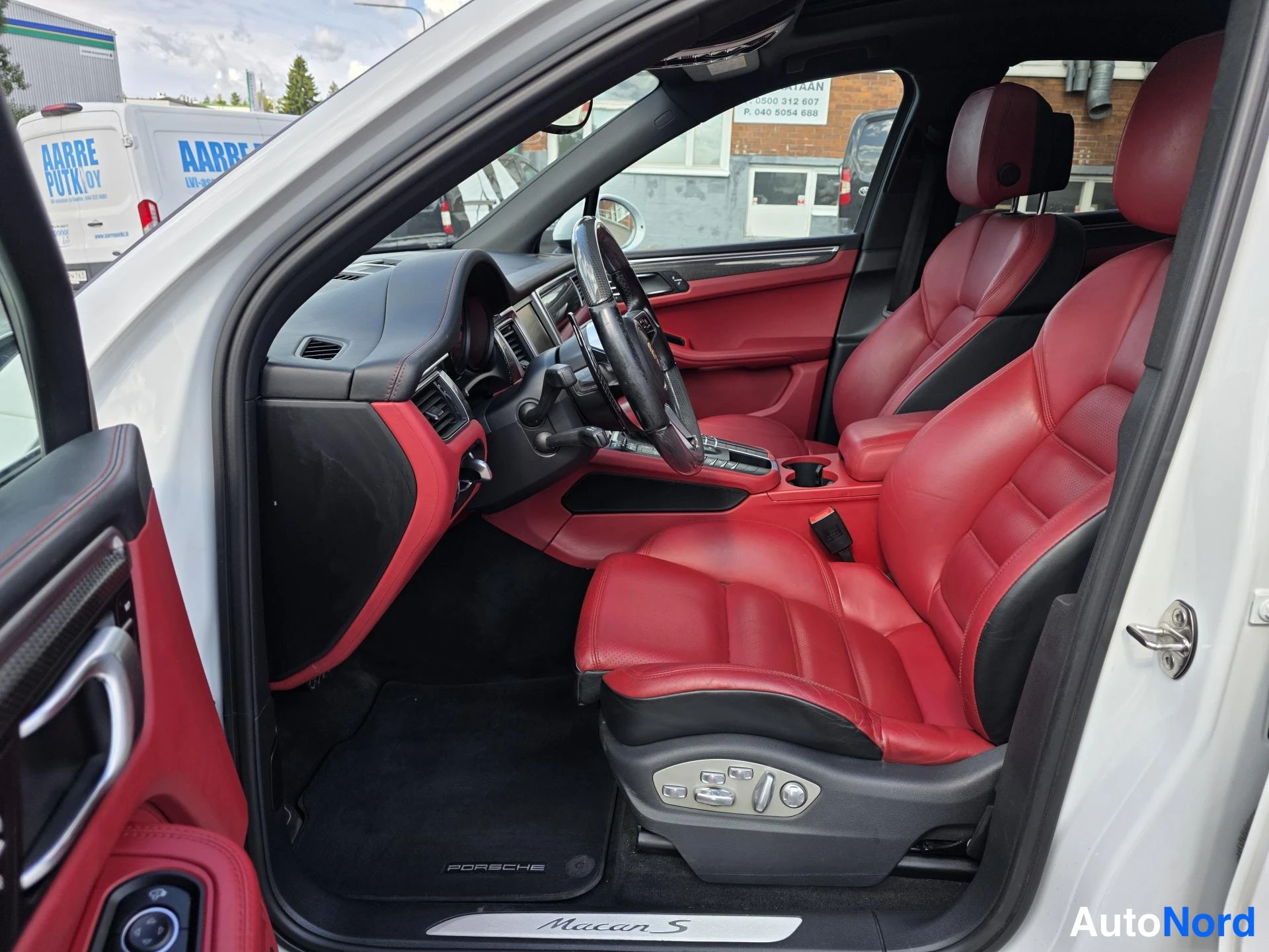 Valkoinen Porsche Macan 2014, ulkokuva 9