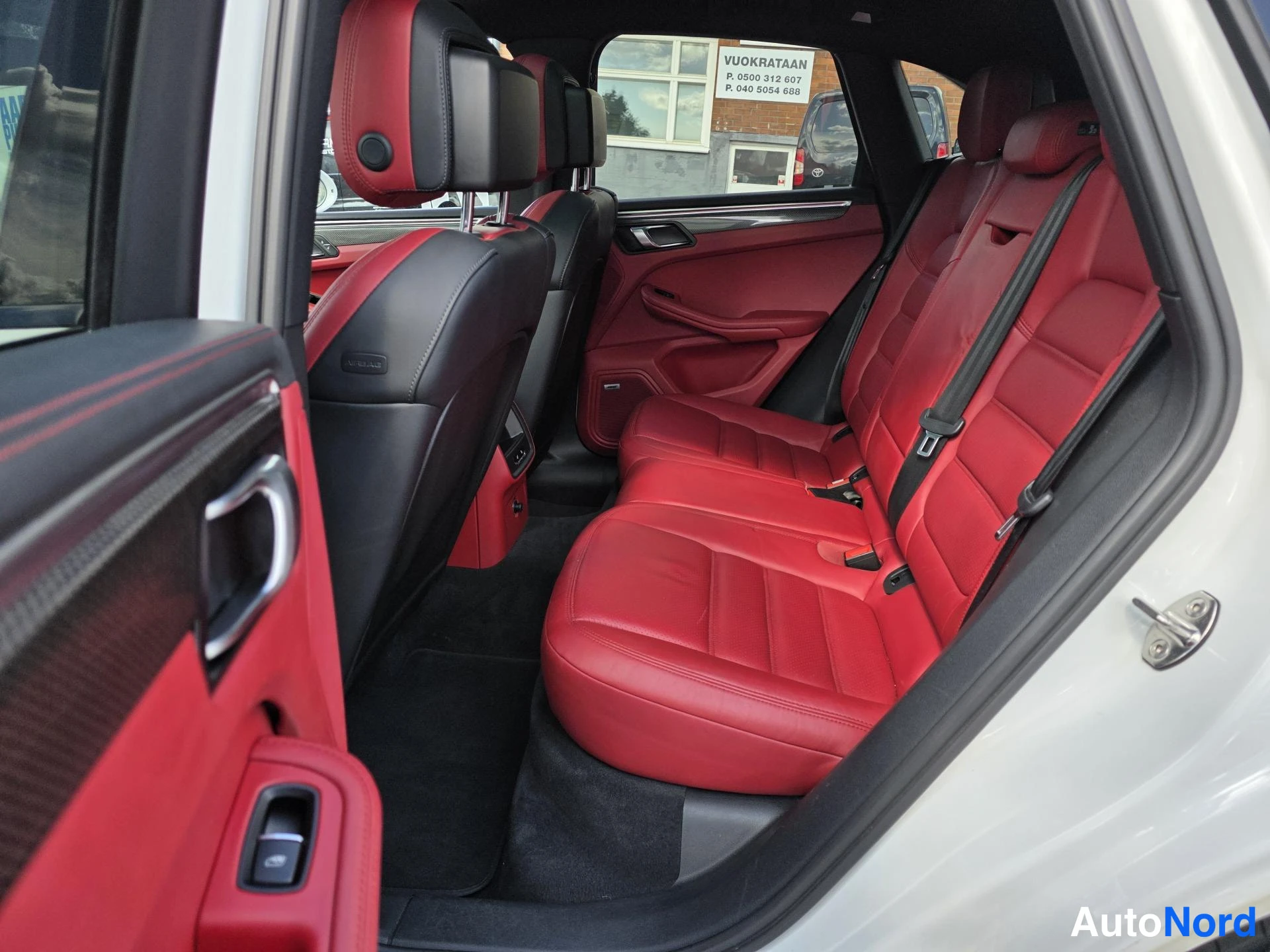 Valkoinen Porsche Macan 2014, ulkokuva 10