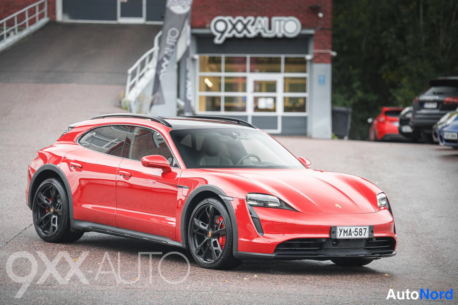 Punainen Porsche Taycan 4S 2023, ulkokuva 1