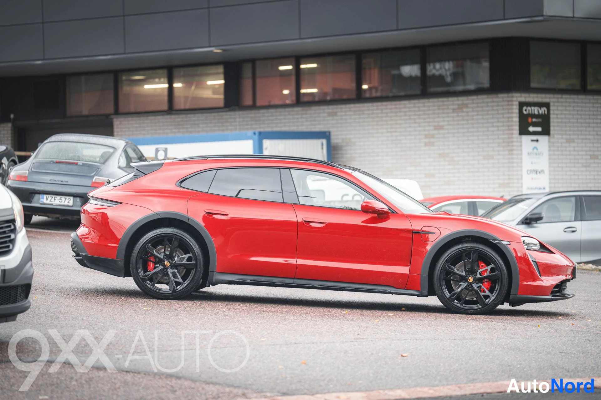 Punainen Porsche Taycan 4S 2023, ulkokuva 2