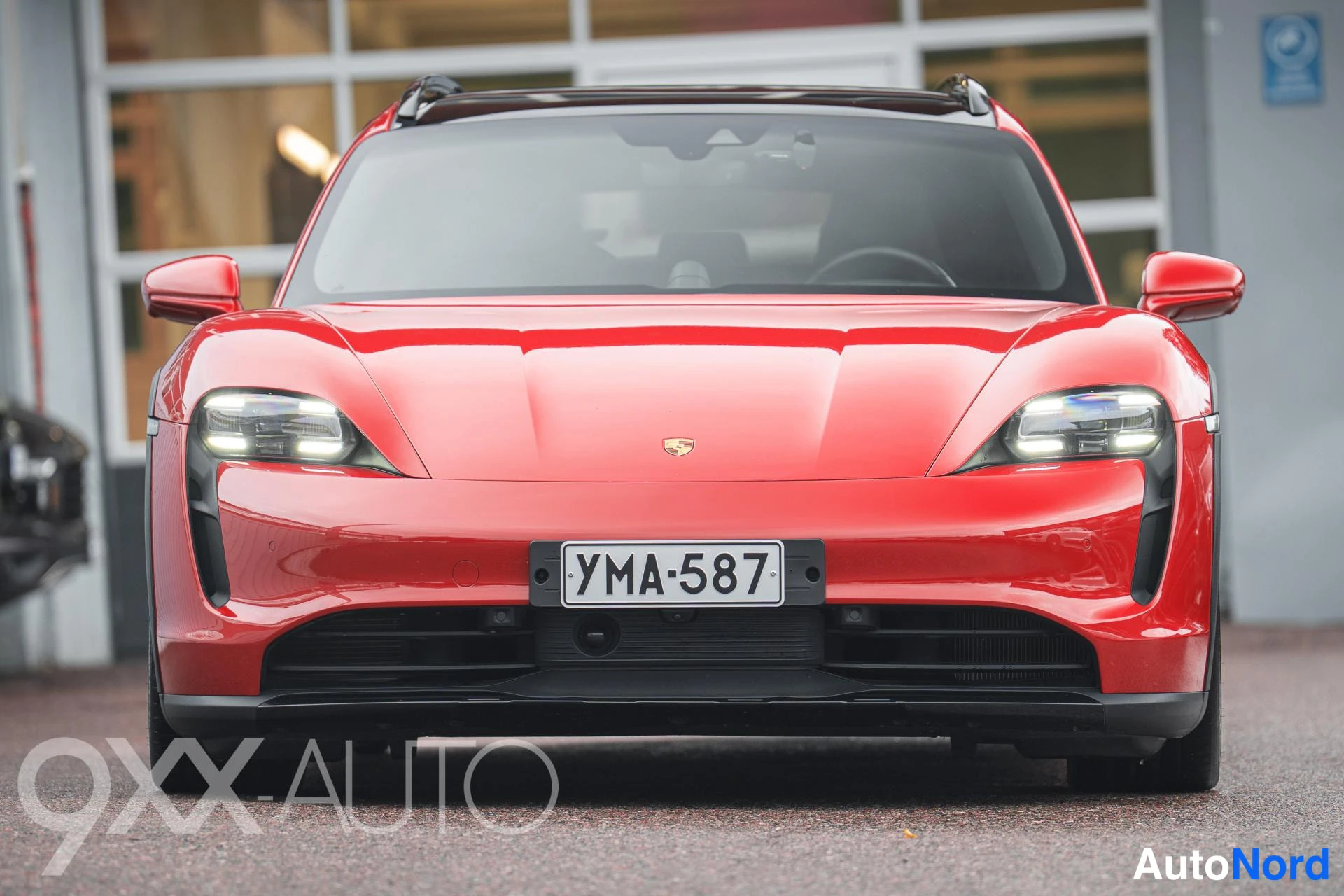 Punainen Porsche Taycan 4S 2023, ulkokuva 11