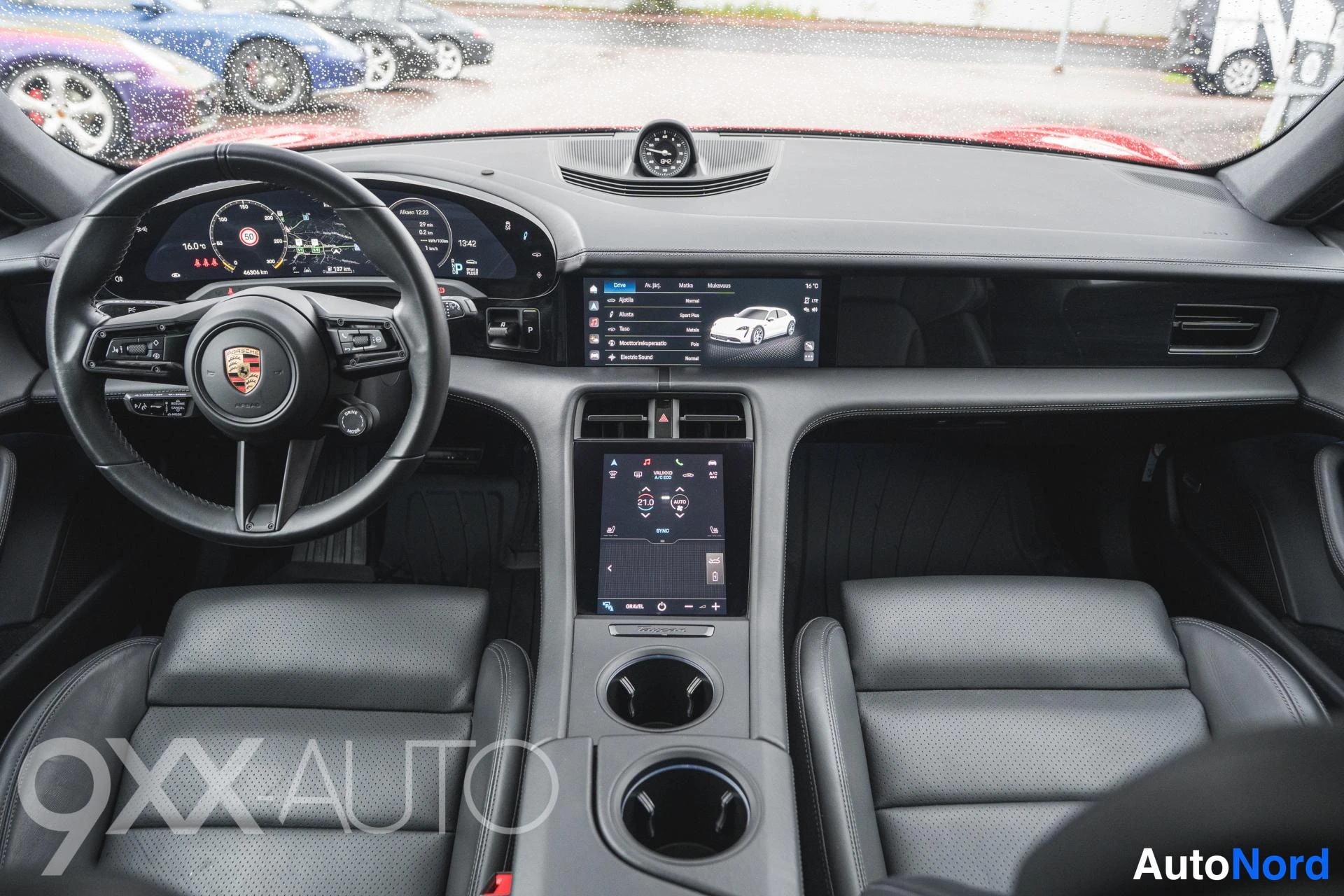 Punainen Porsche Taycan 4S 2023, ulkokuva 12