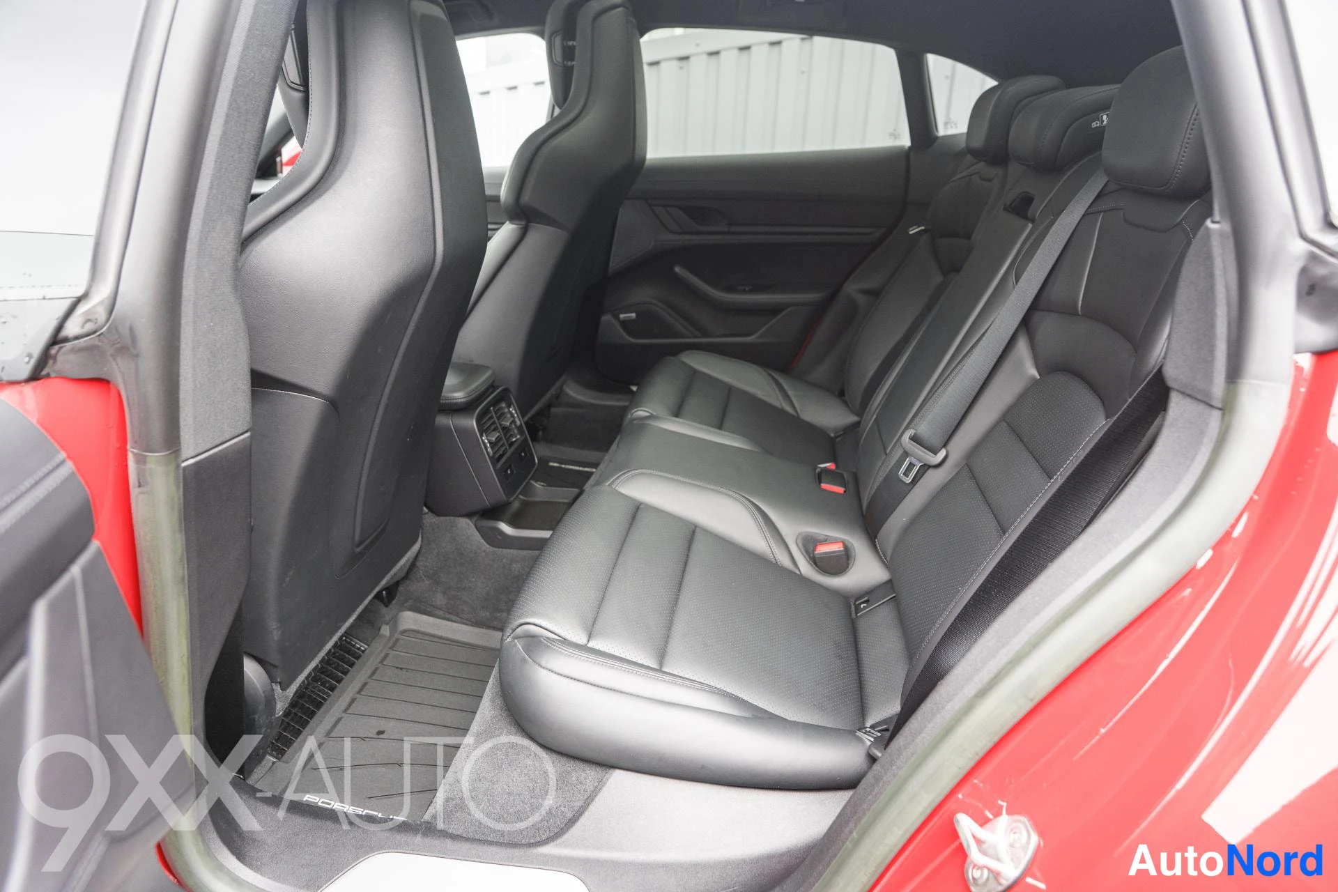 Punainen Porsche Taycan 4S 2023, ulkokuva 14