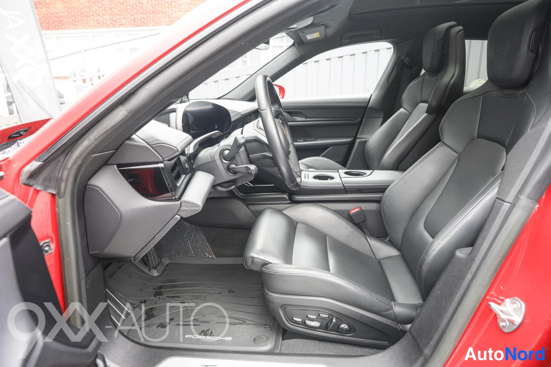 Punainen Porsche Taycan 4S 2023, ulkokuva 15