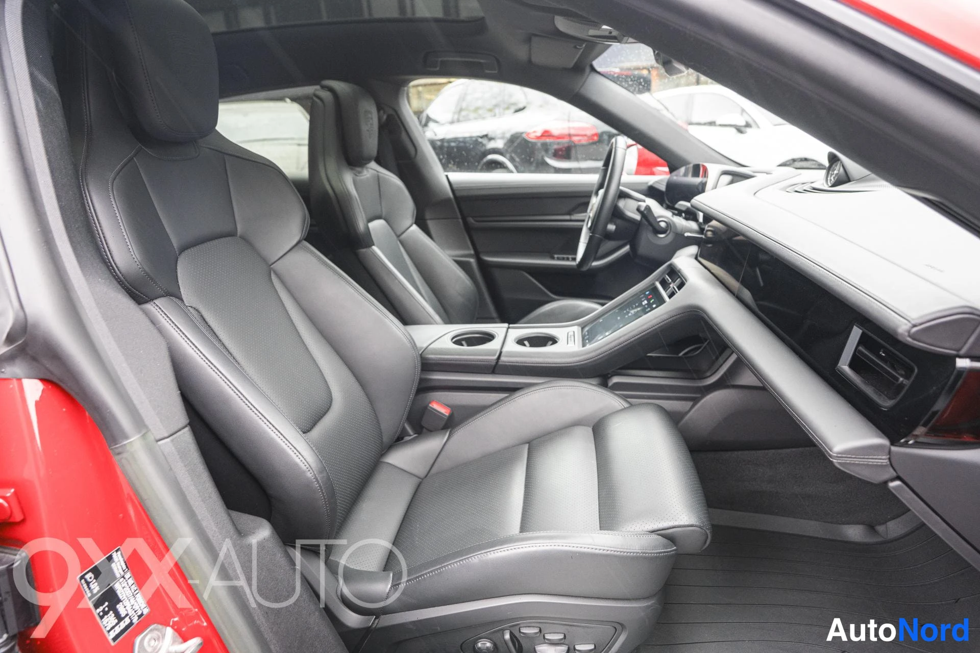 Punainen Porsche Taycan 4S 2023, ulkokuva 19