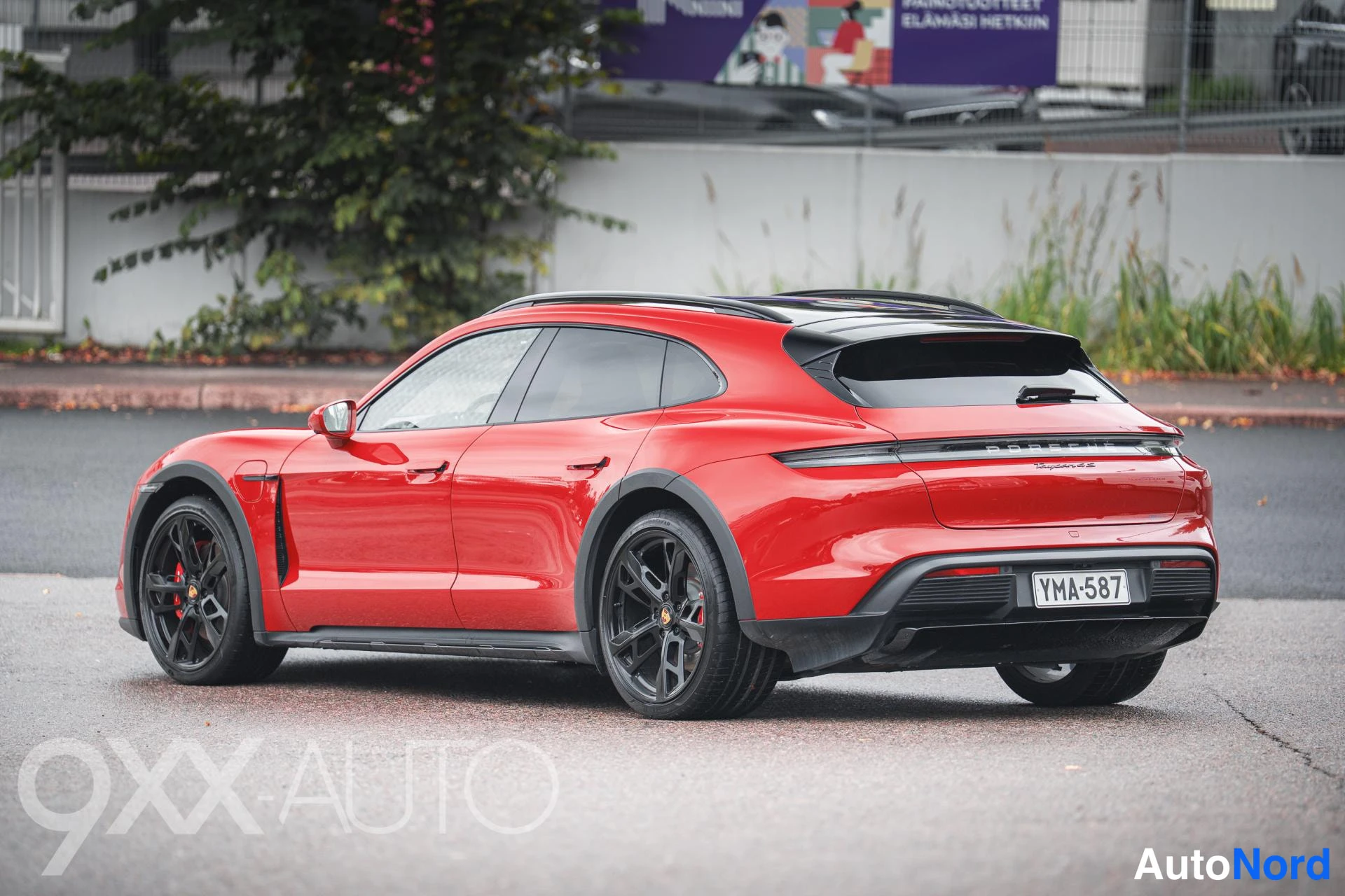 Punainen Porsche Taycan 4S 2023, ulkokuva 3